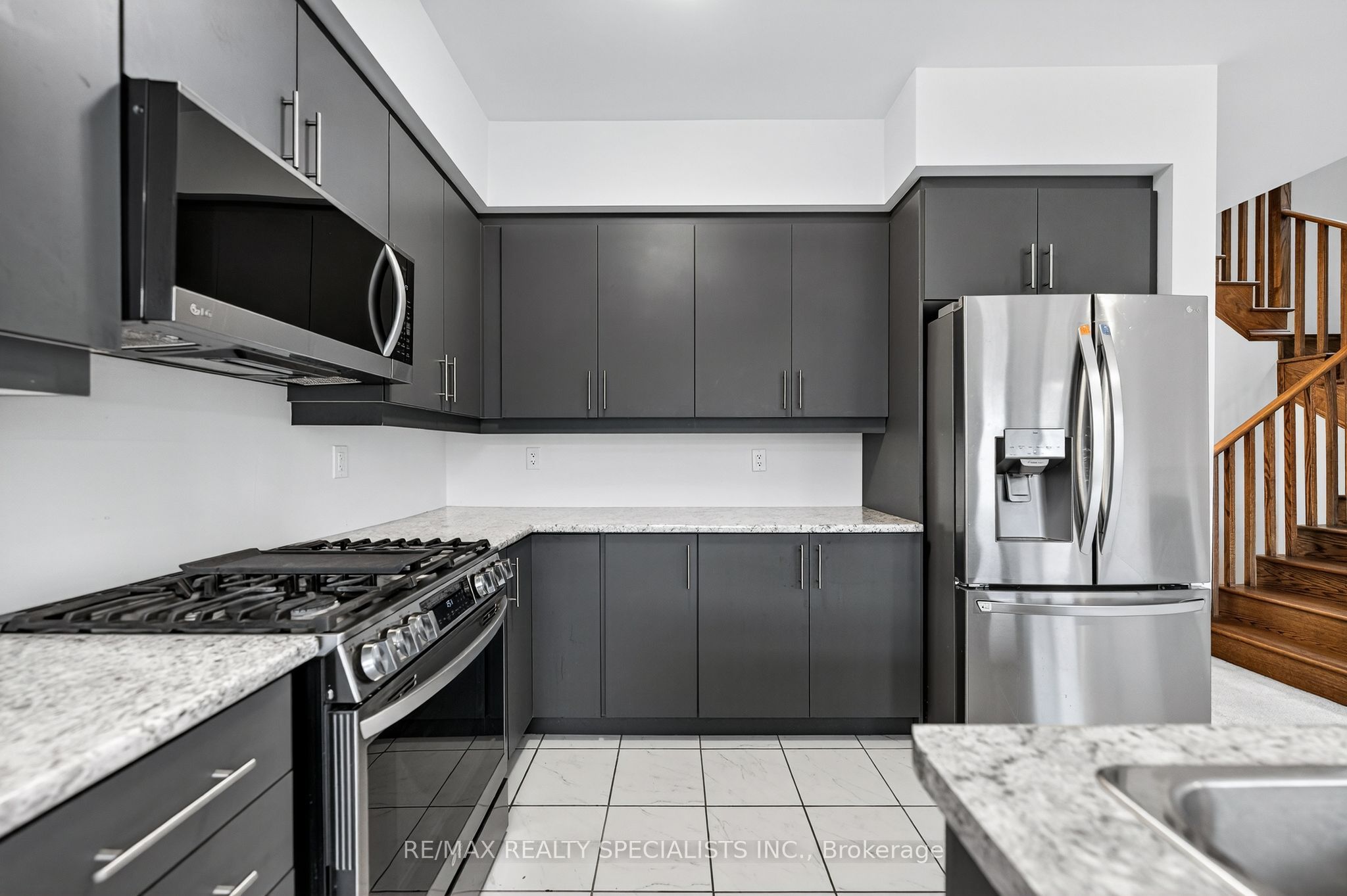 27 Harpin Way W Property Photo 18