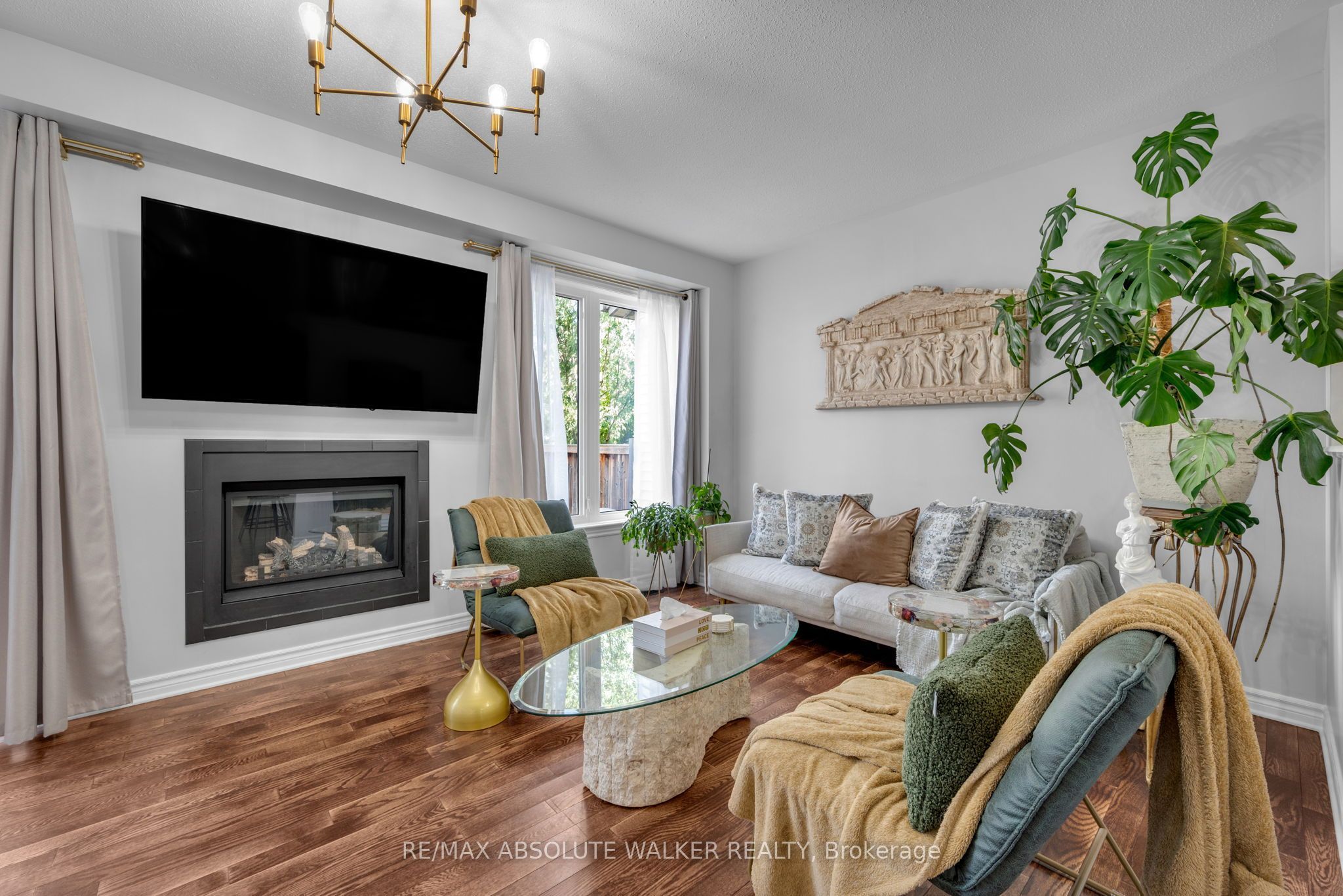 769 Hazelnut Crescent Property Photo 4