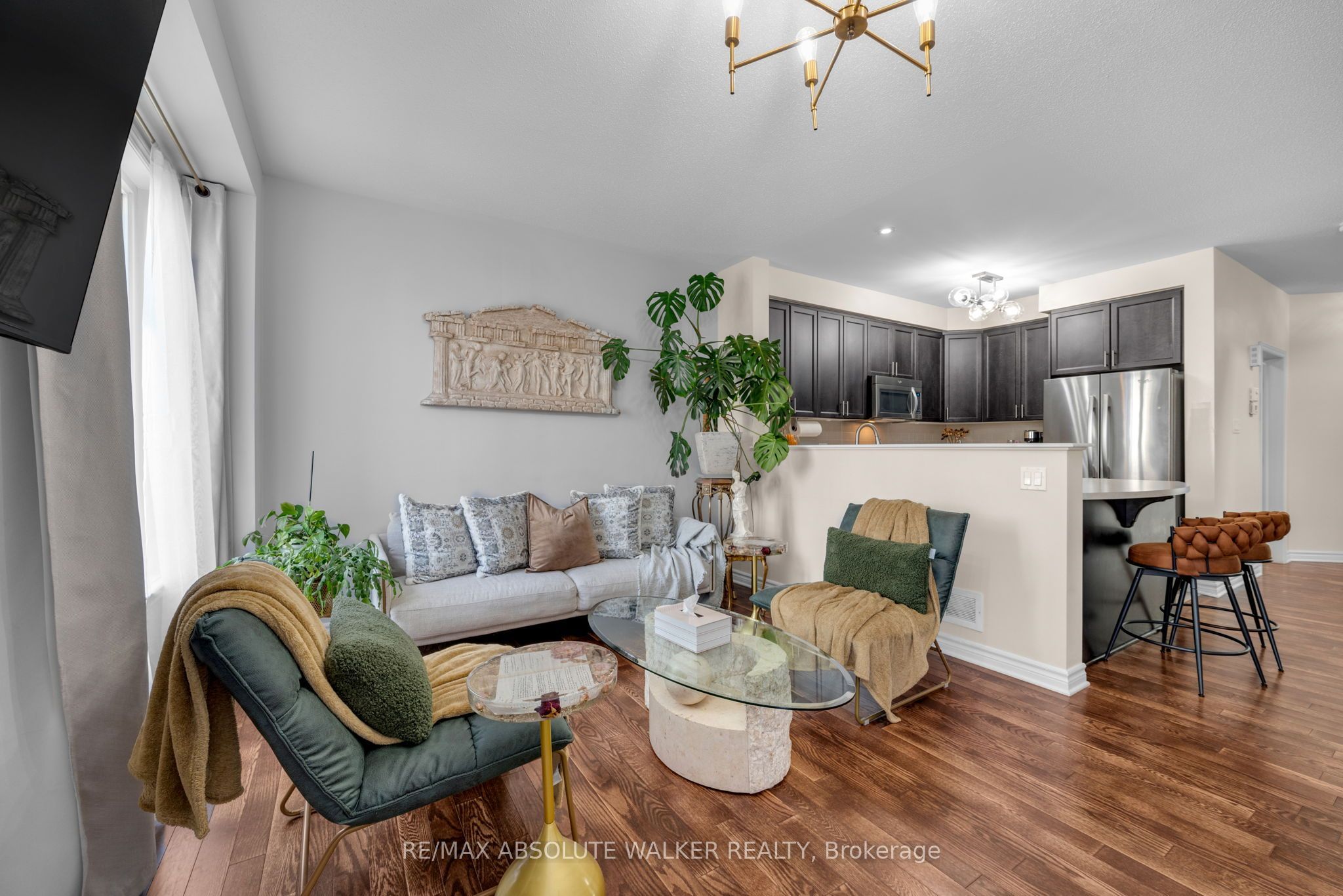 769 Hazelnut Crescent Property Photo 5