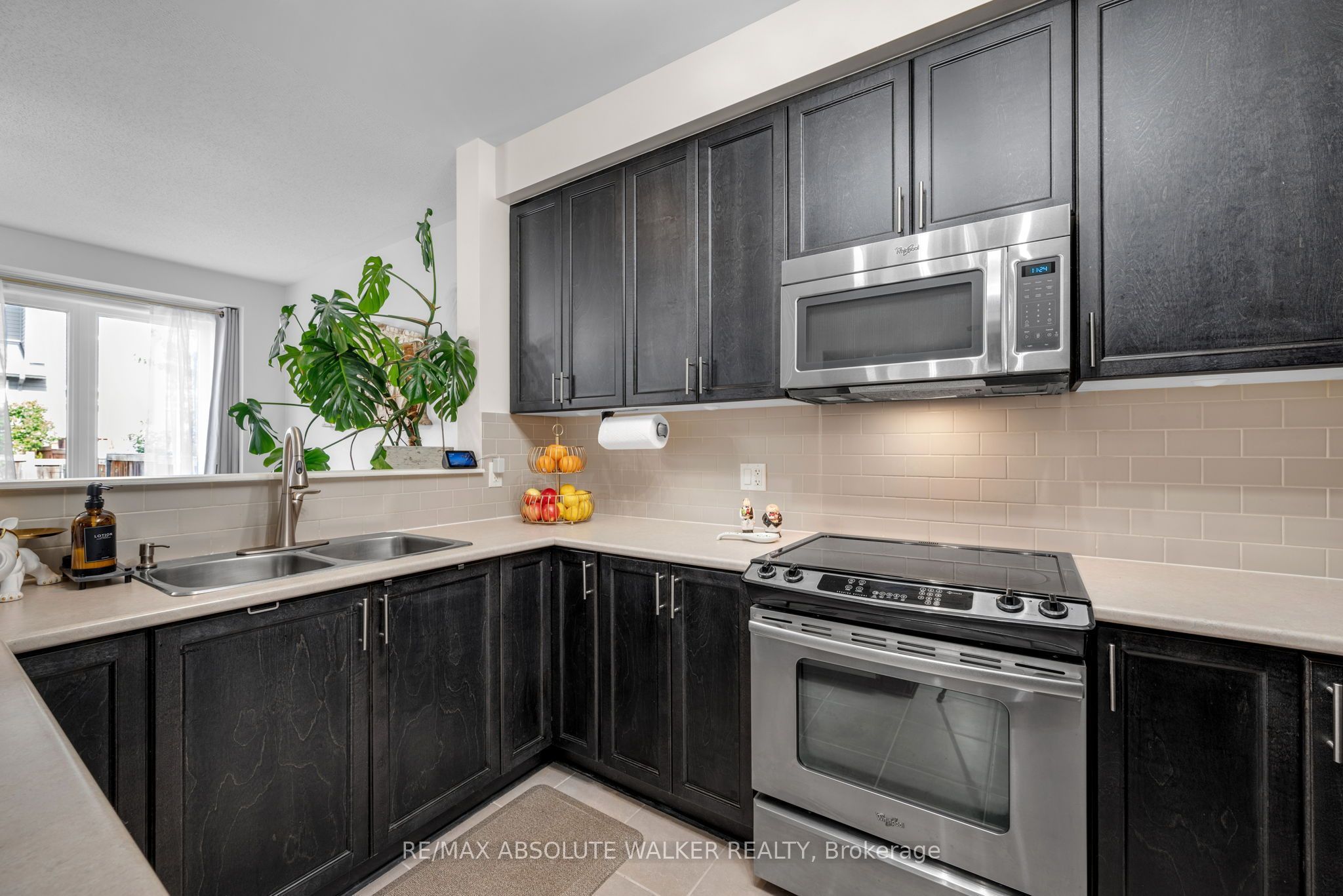 769 Hazelnut Crescent Property Photo 13