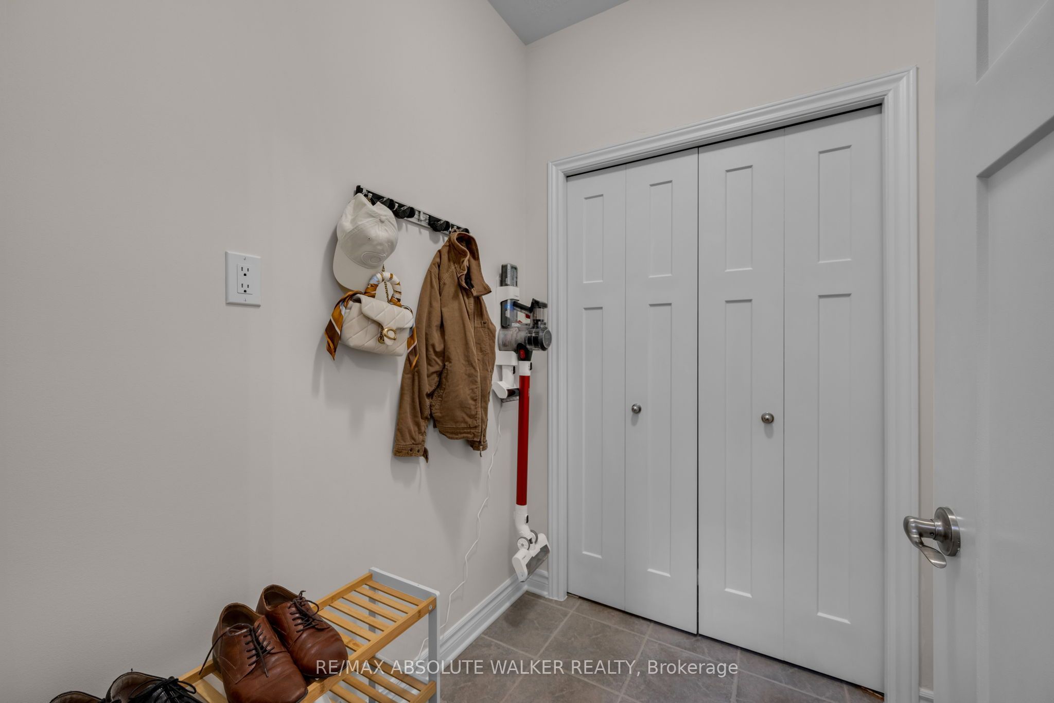 769 Hazelnut Crescent Property Photo 15