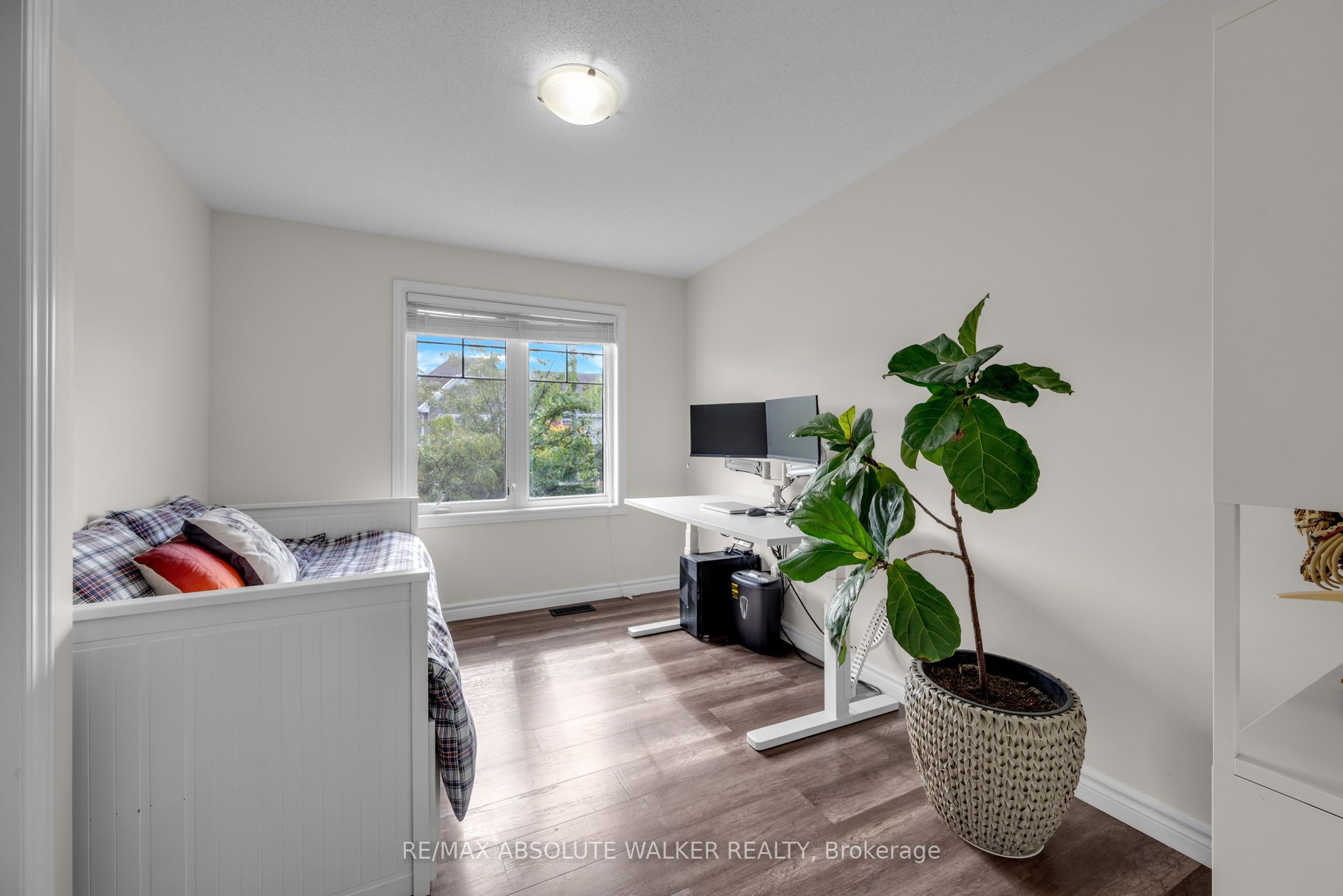 769 Hazelnut Crescent Property Photo 24
