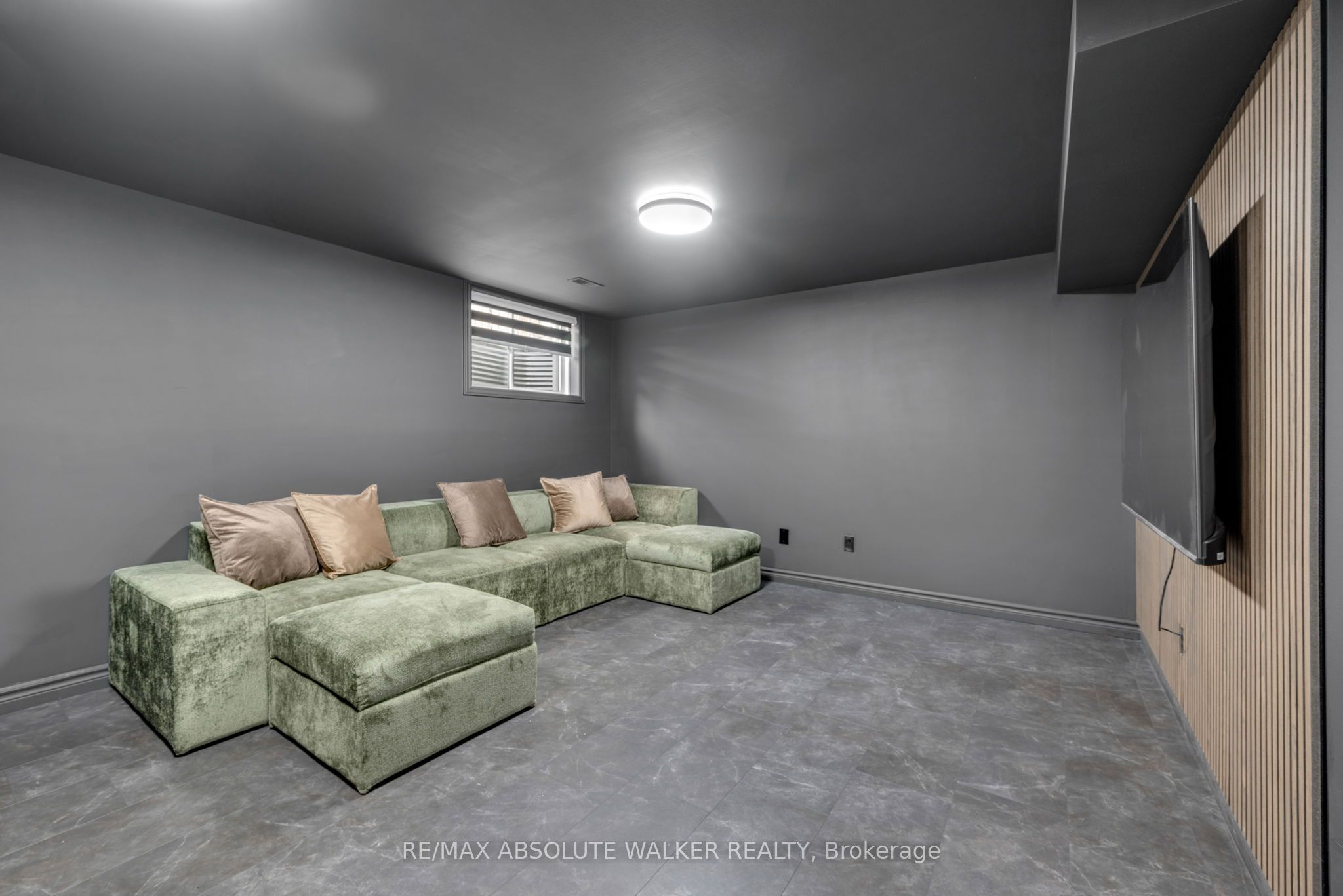 769 Hazelnut Crescent Property Photo 28