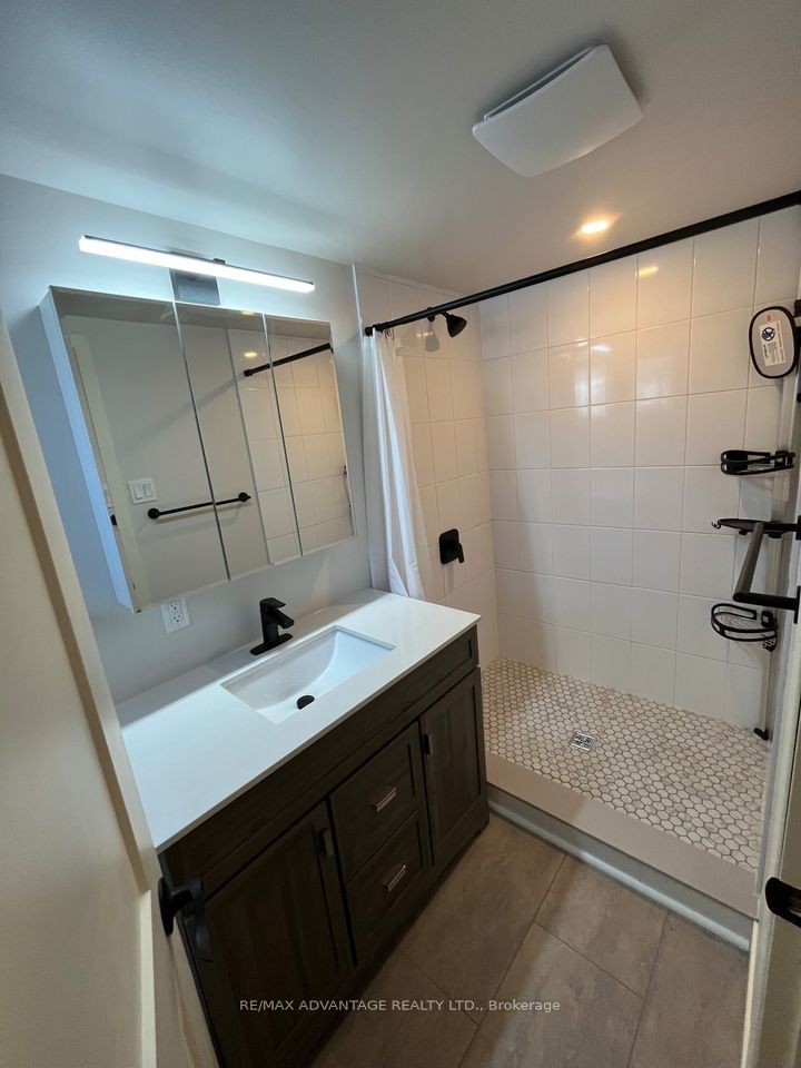 143 Downing Crescent Lower Property Photo 3