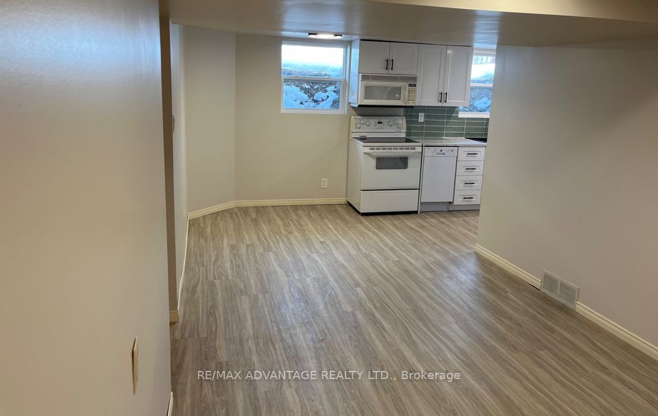 143 Downing Crescent Lower Property Photo 4