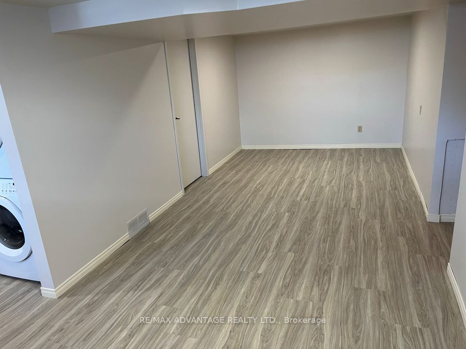 143 Downing Crescent Lower Property Photo 5