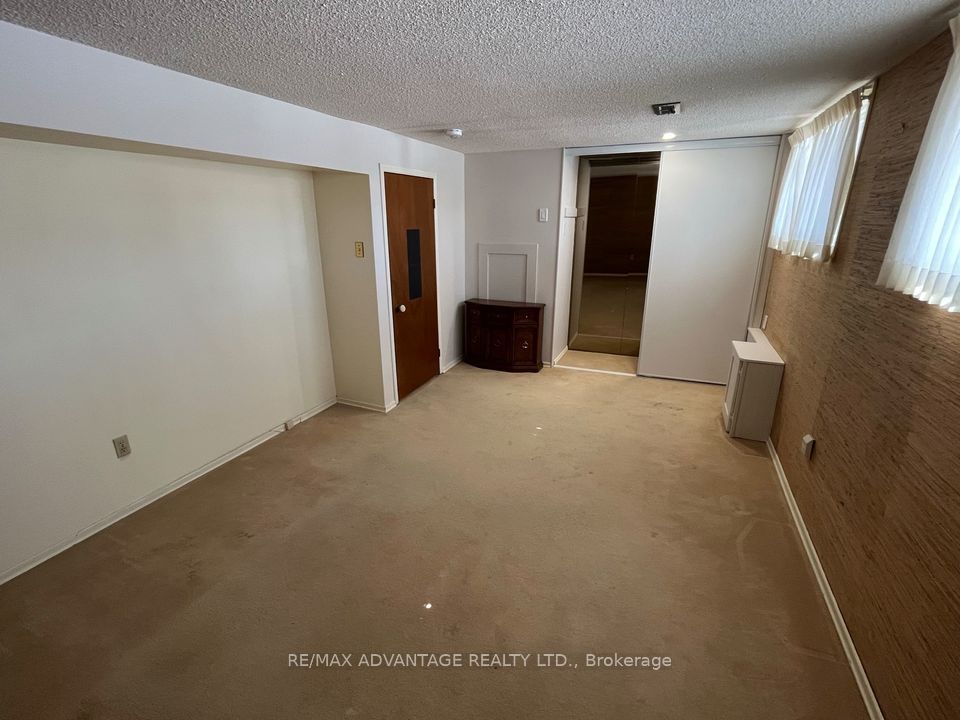 143 Downing Crescent Lower Property Photo 9