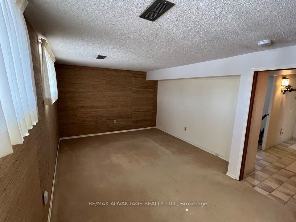 143 Downing Crescent Lower Property Photo 11