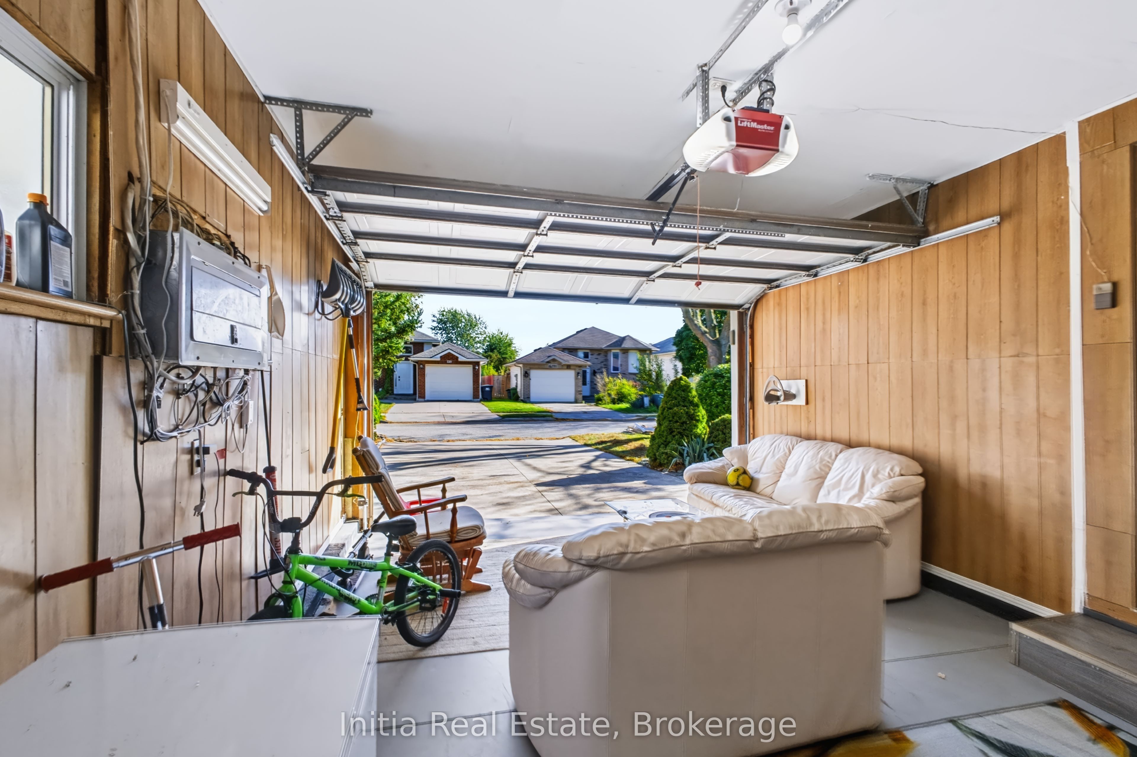 726 Sandison Street N Property Photo 40