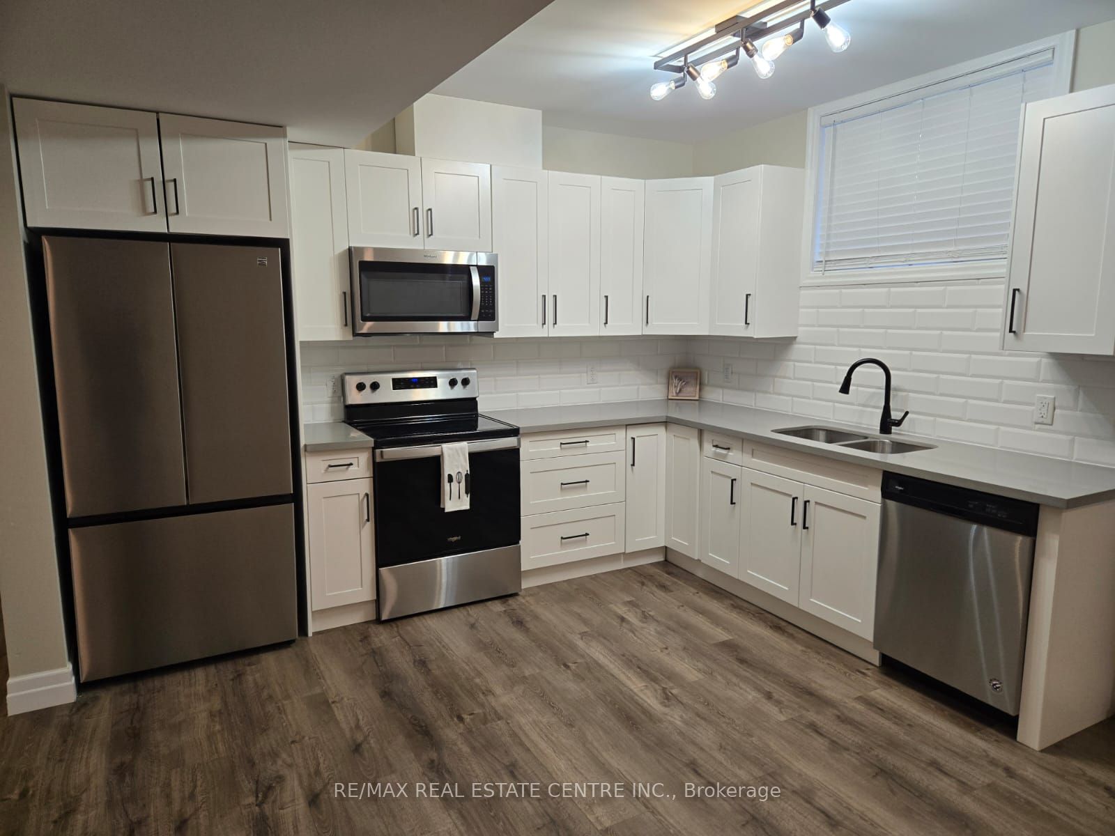 160 Beck Street Lower Property Photo 1