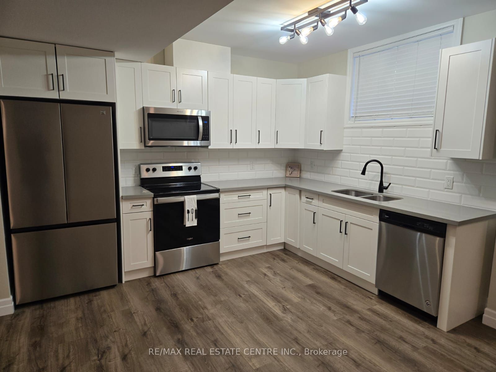 160 Beck Street Lower Property Photo 4