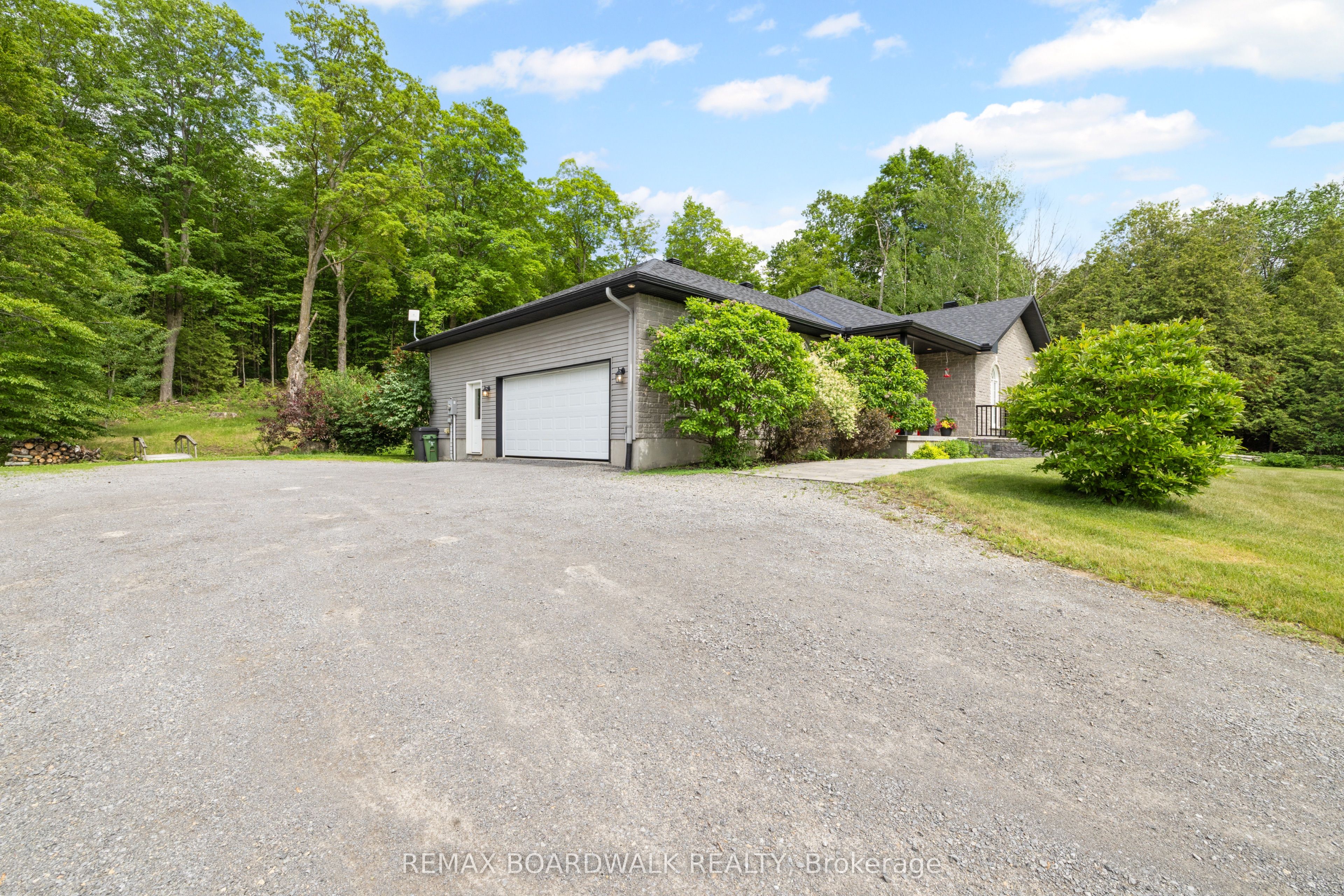 6671 Third Line Road Property Photo 3