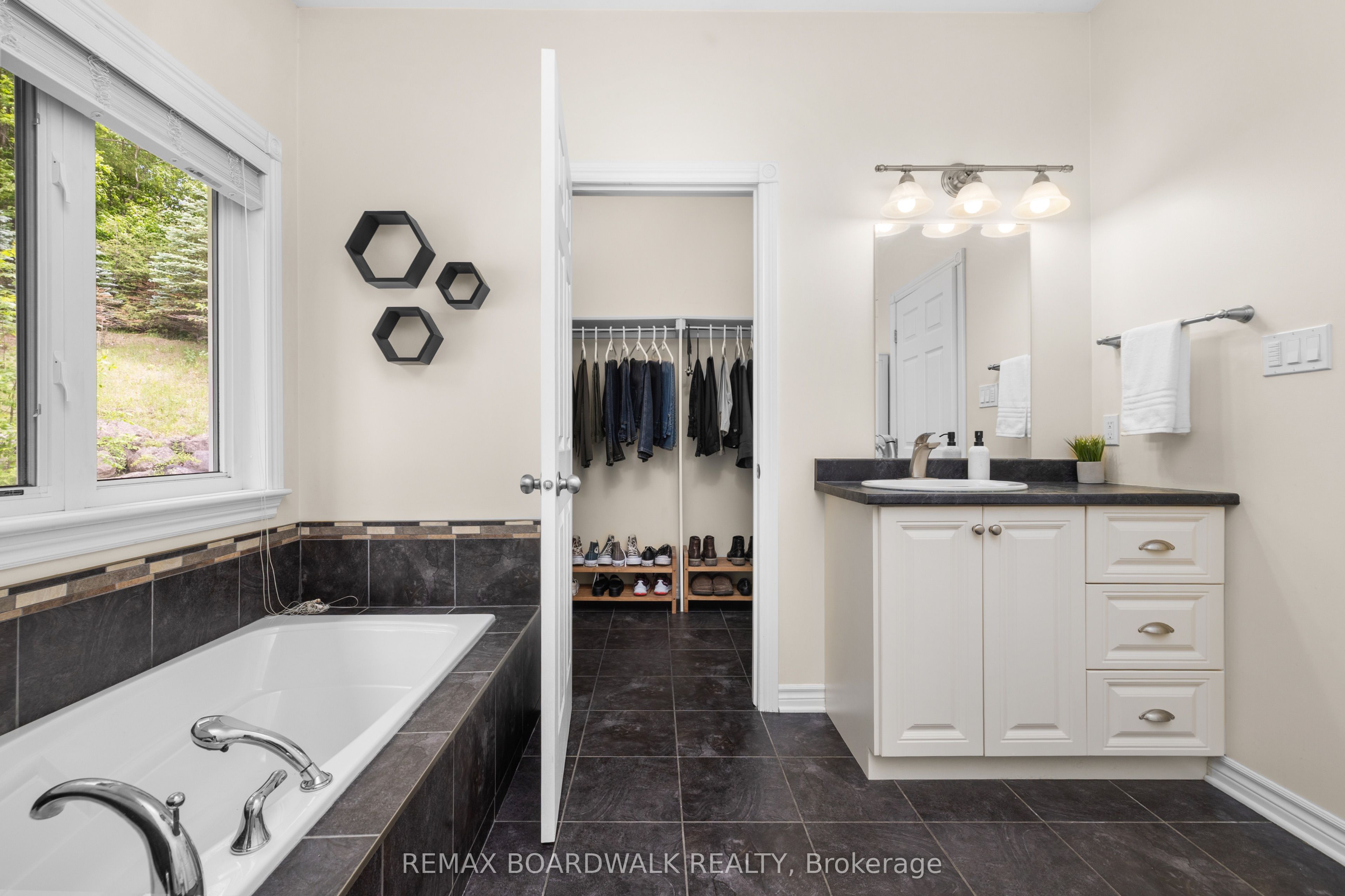 6671 Third Line Road Property Photo 28