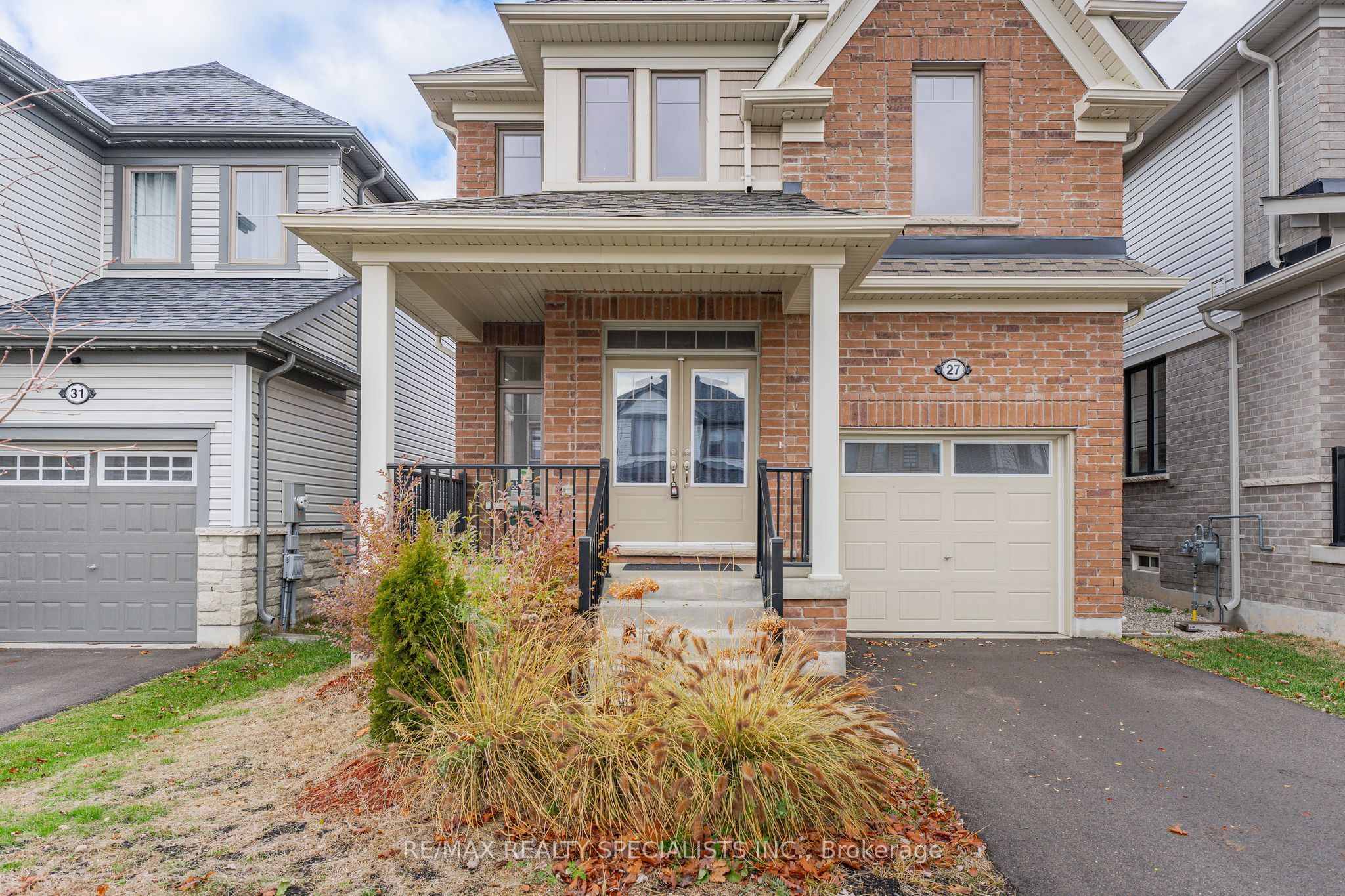 27 Harpin Way W Property Photo 4