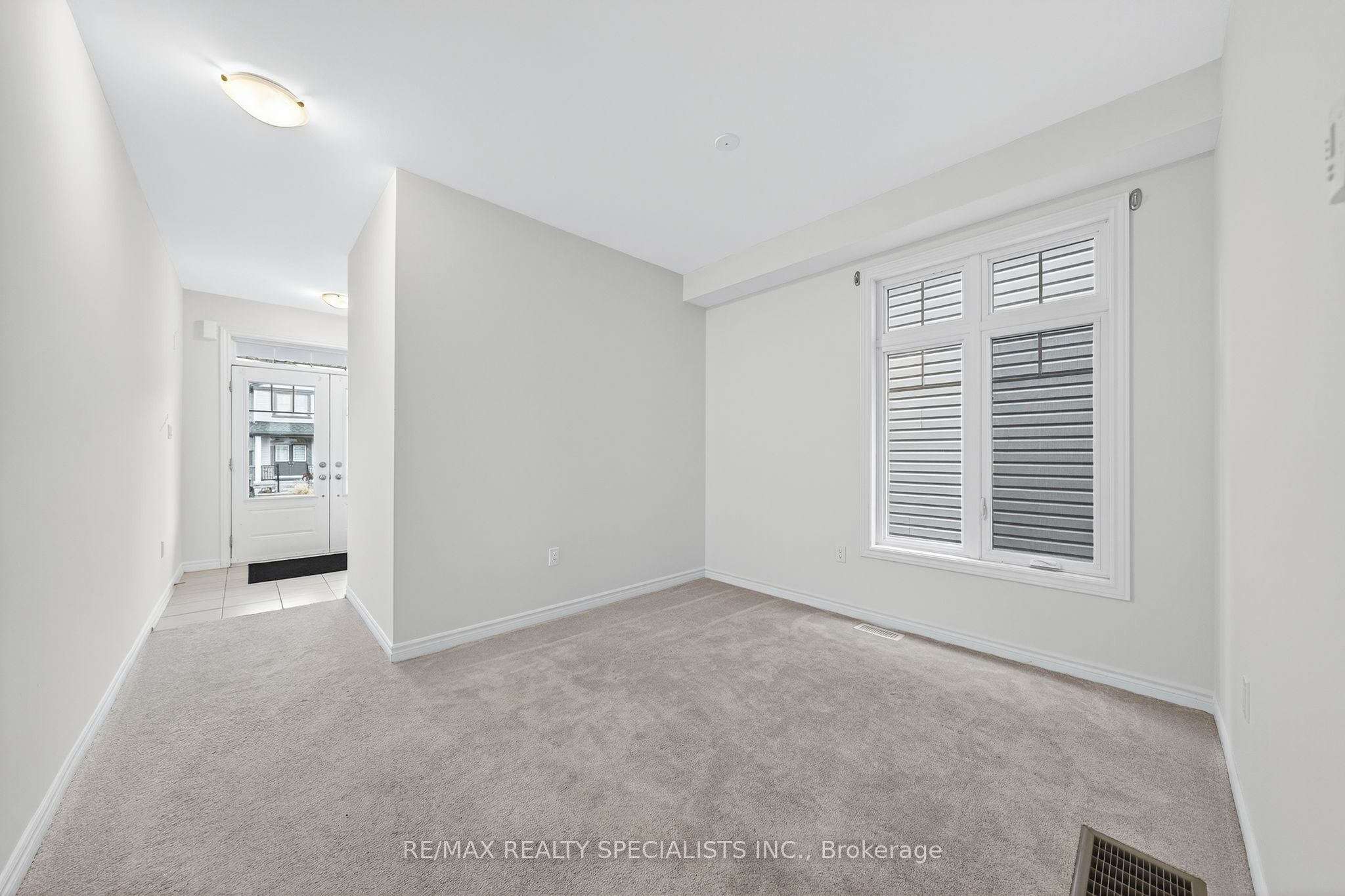 27 Harpin Way W Property Photo 8