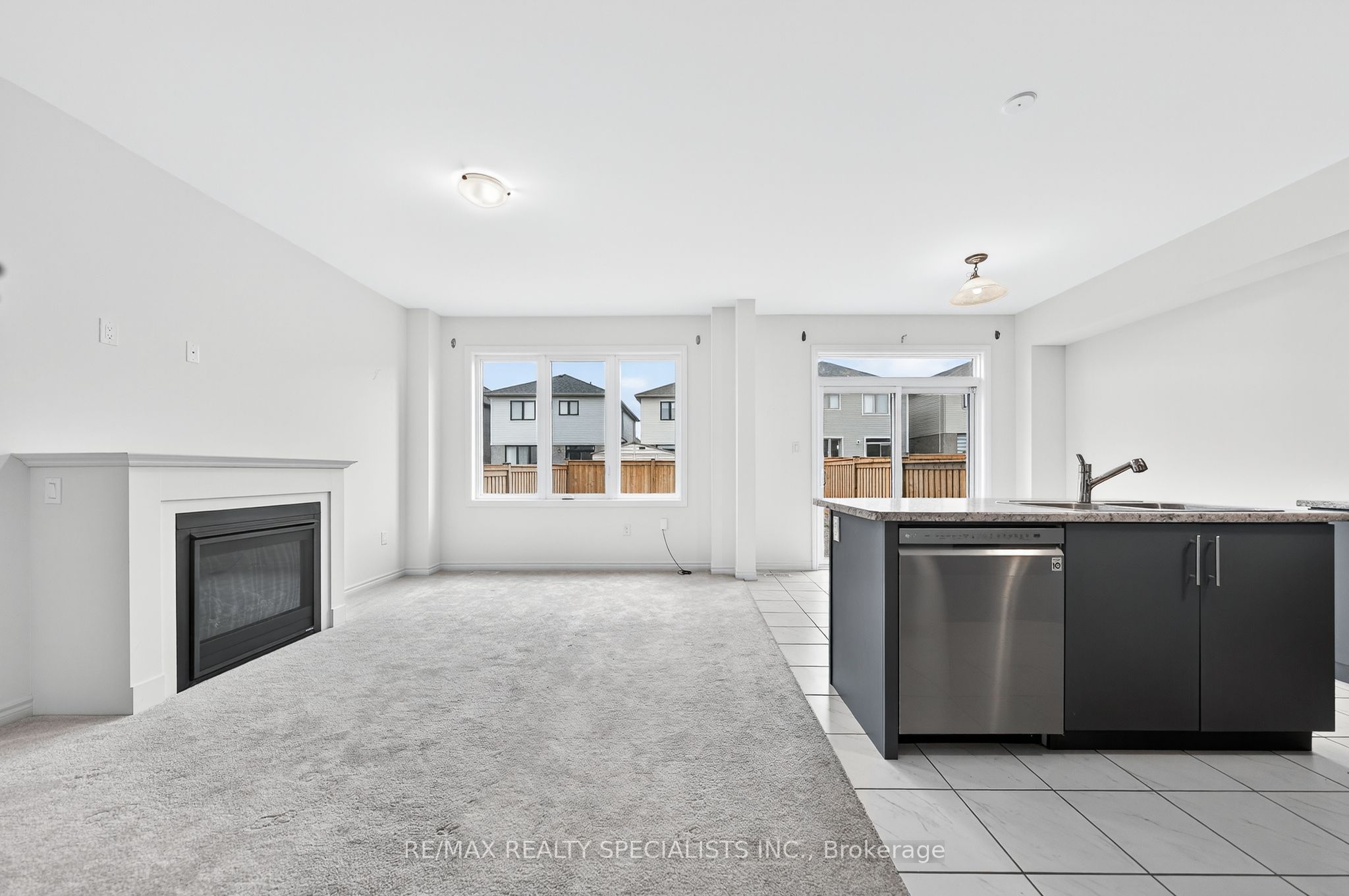 27 Harpin Way W Property Photo 10