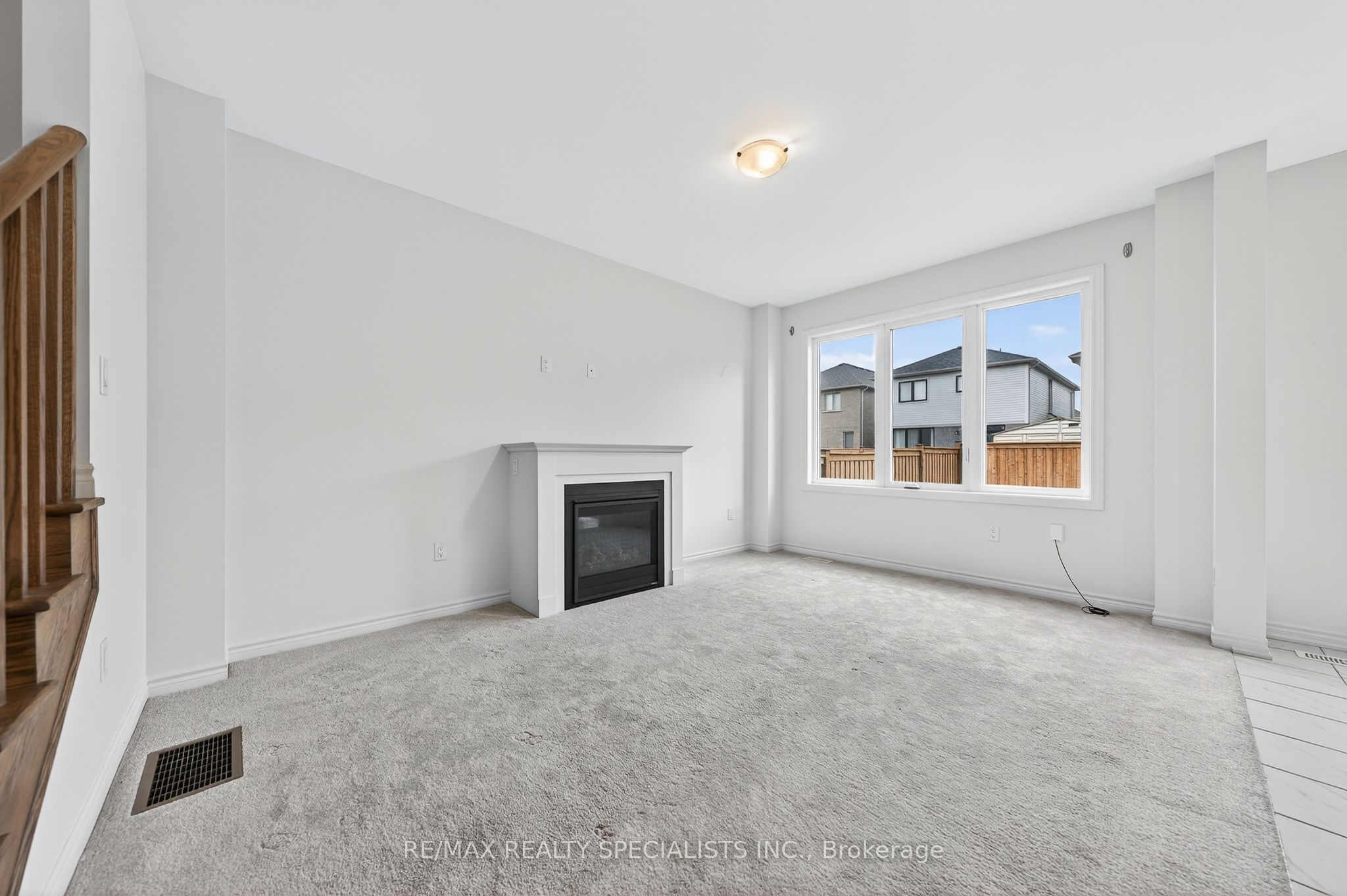 27 Harpin Way W Property Photo 11