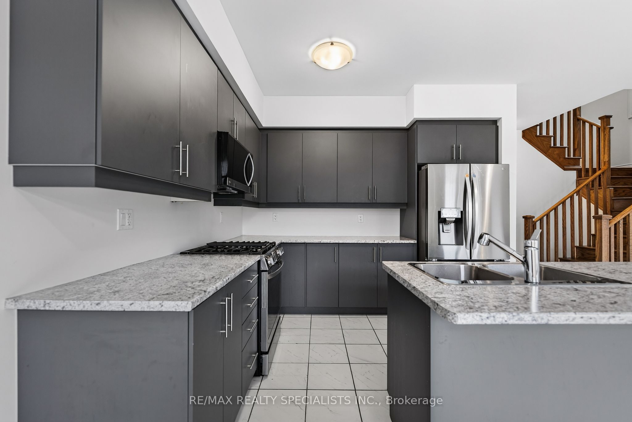 27 Harpin Way W Property Photo 17