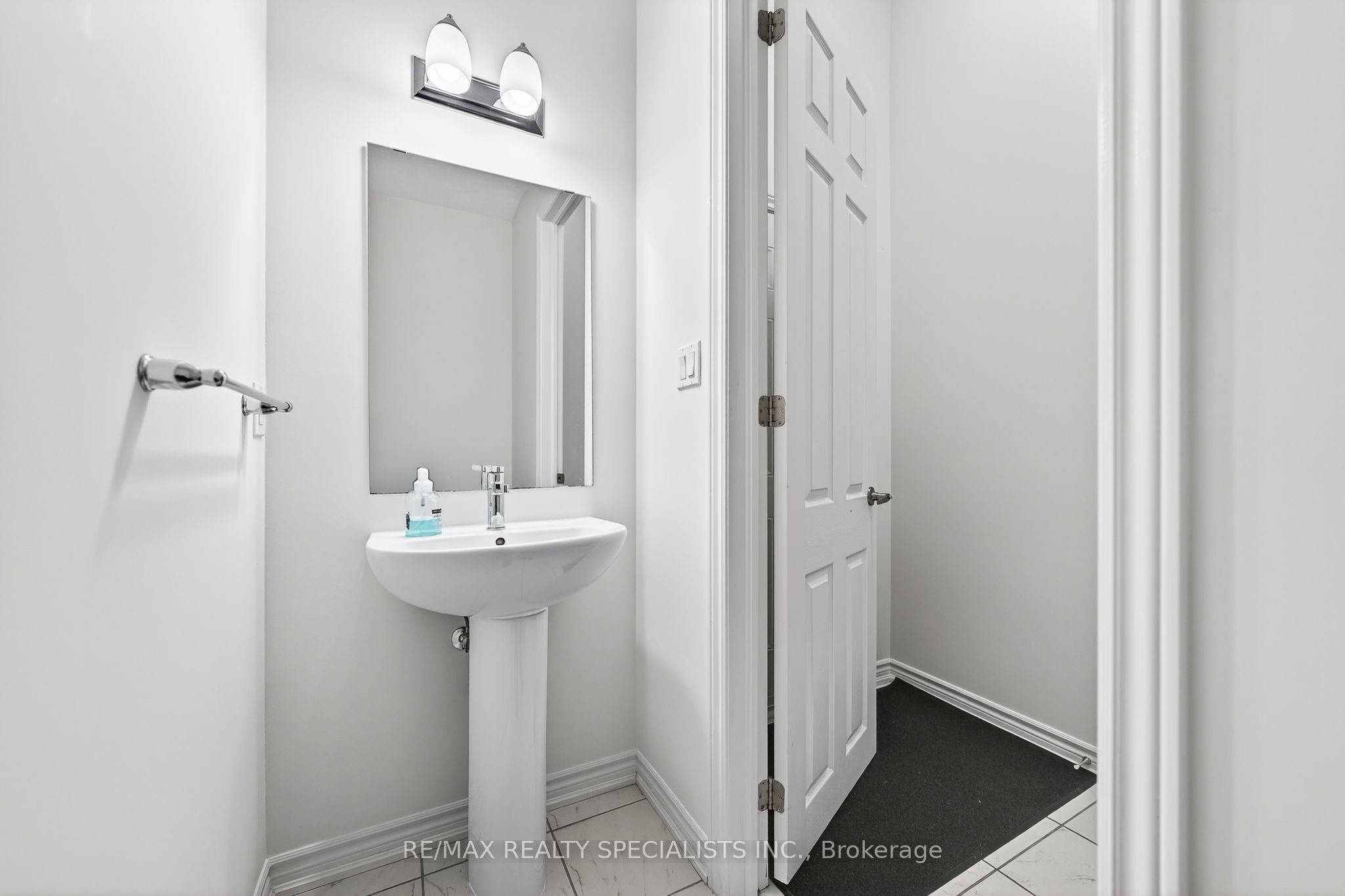 27 Harpin Way W Property Photo 26