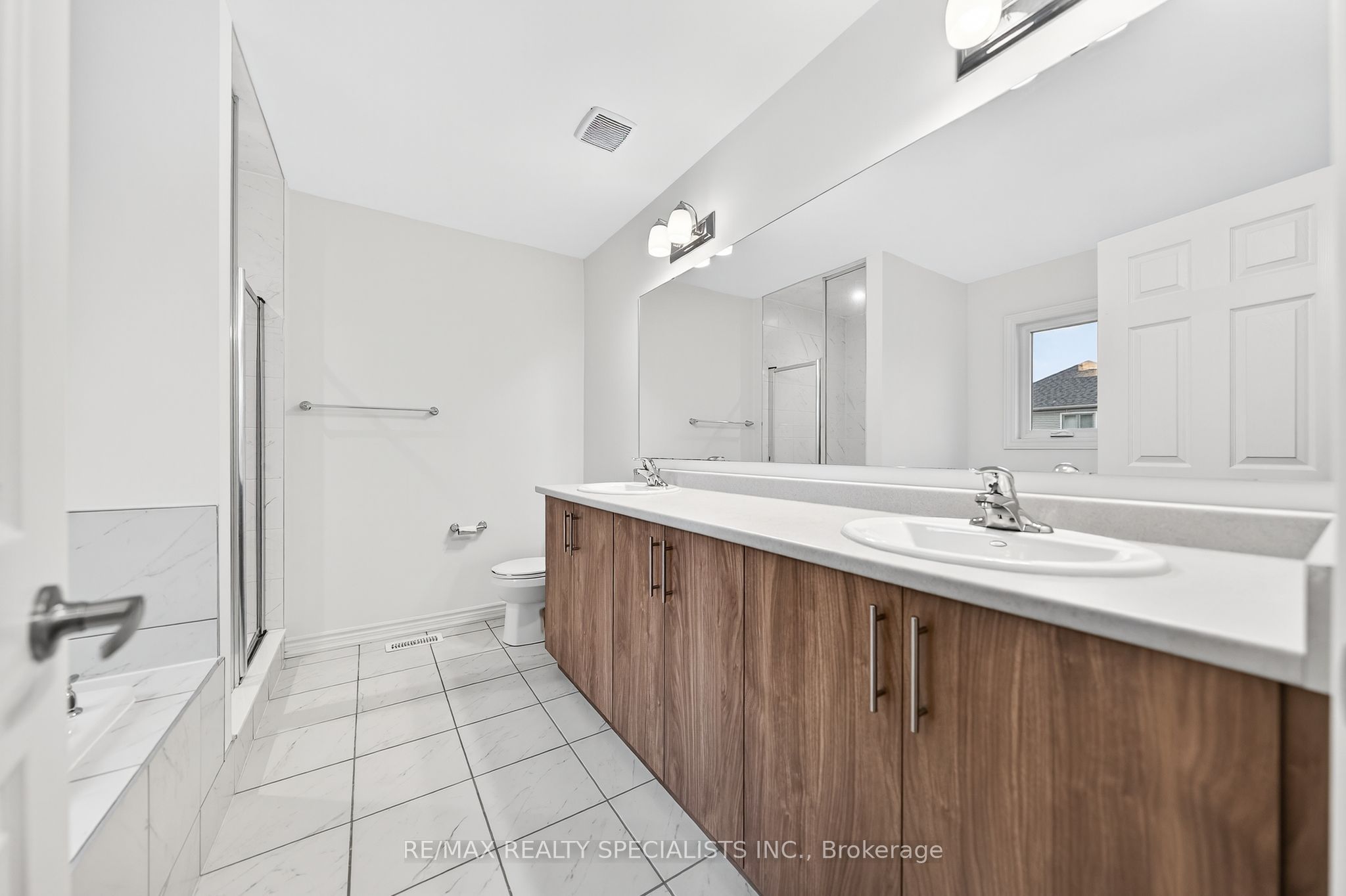 27 Harpin Way W Property Photo 31