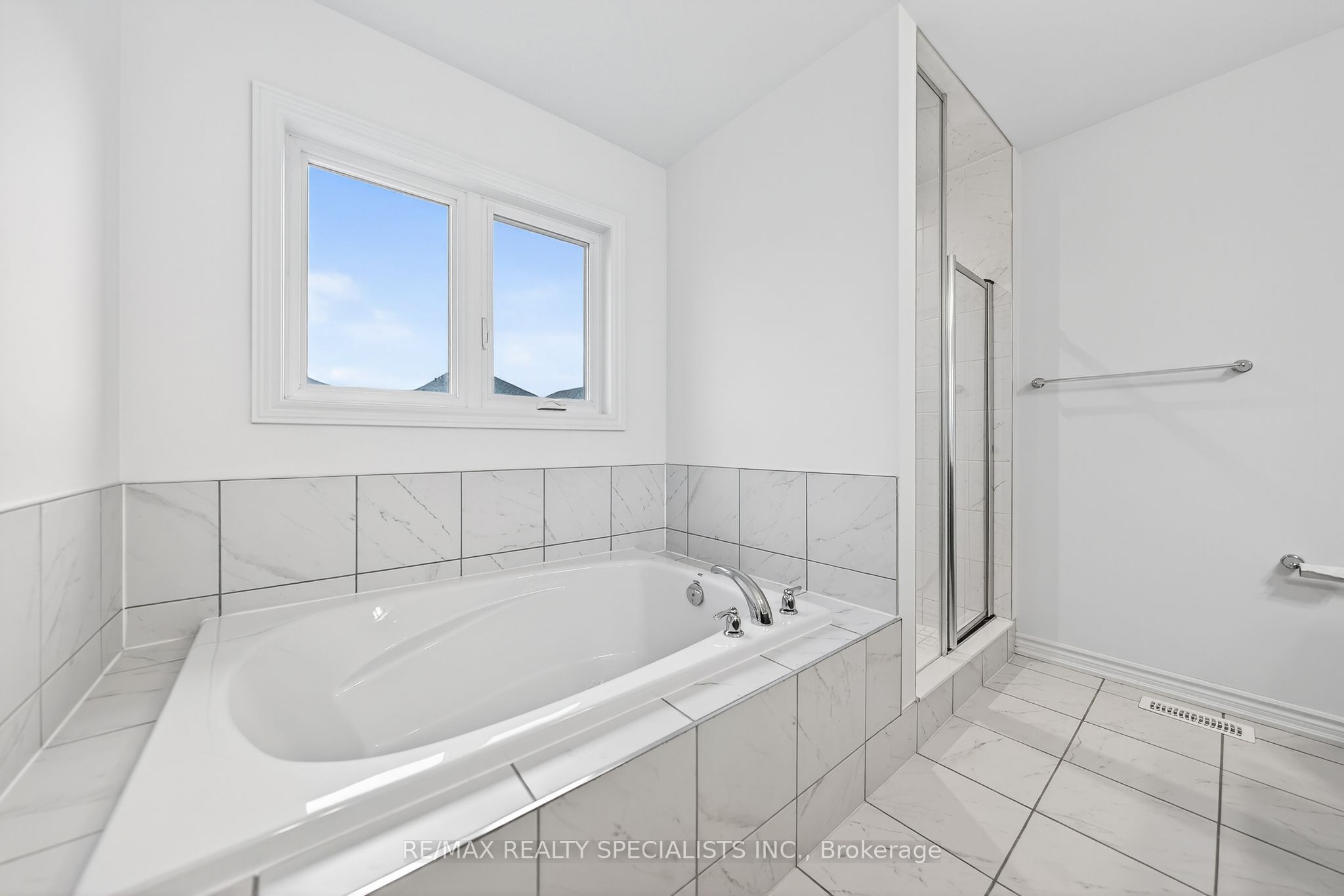 27 Harpin Way W Property Photo 32