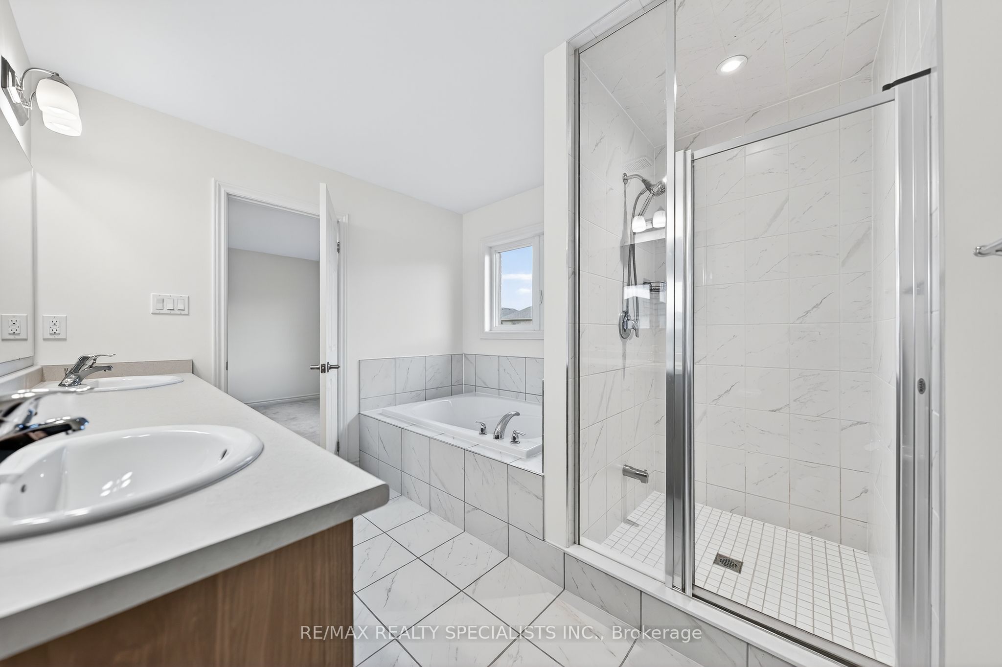 27 Harpin Way W Property Photo 34