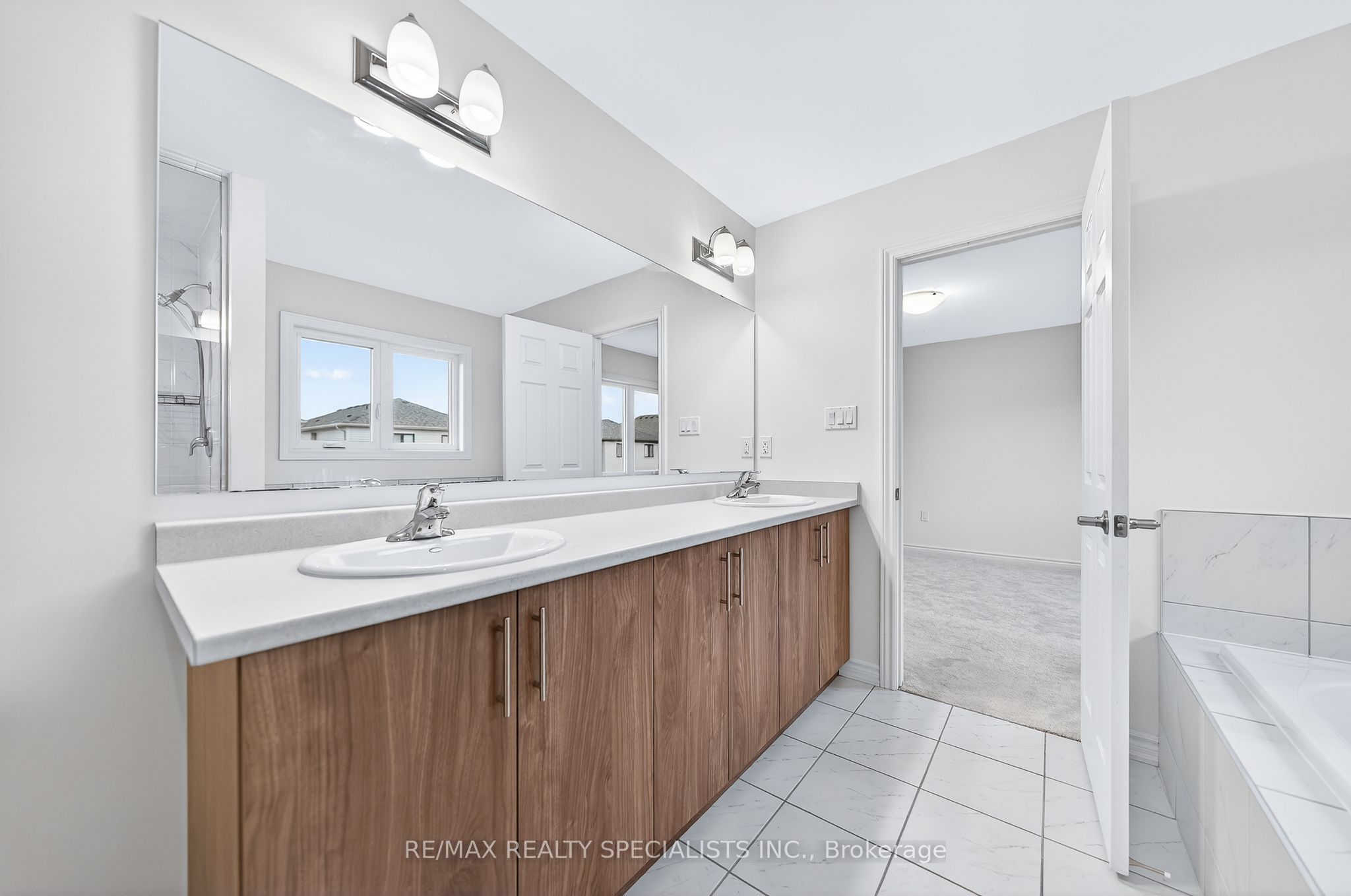 27 Harpin Way W Property Photo 36