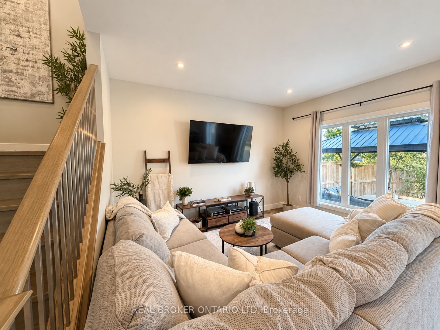 22 Queensway Drive Property Photo 4
