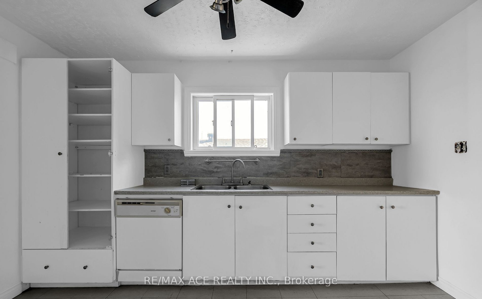 1606 Pitt Street Property Photo 7