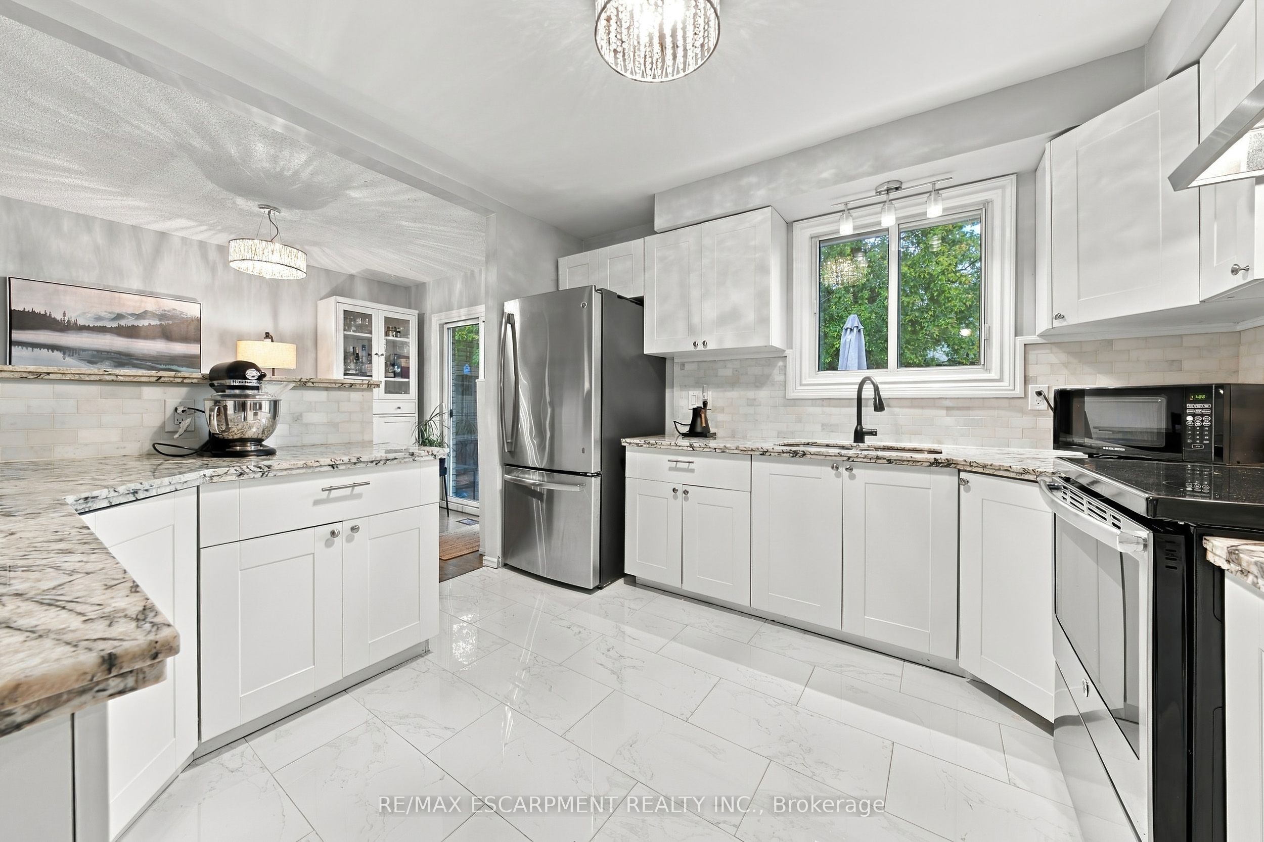 429 Limeridge Road W Property Photo 6