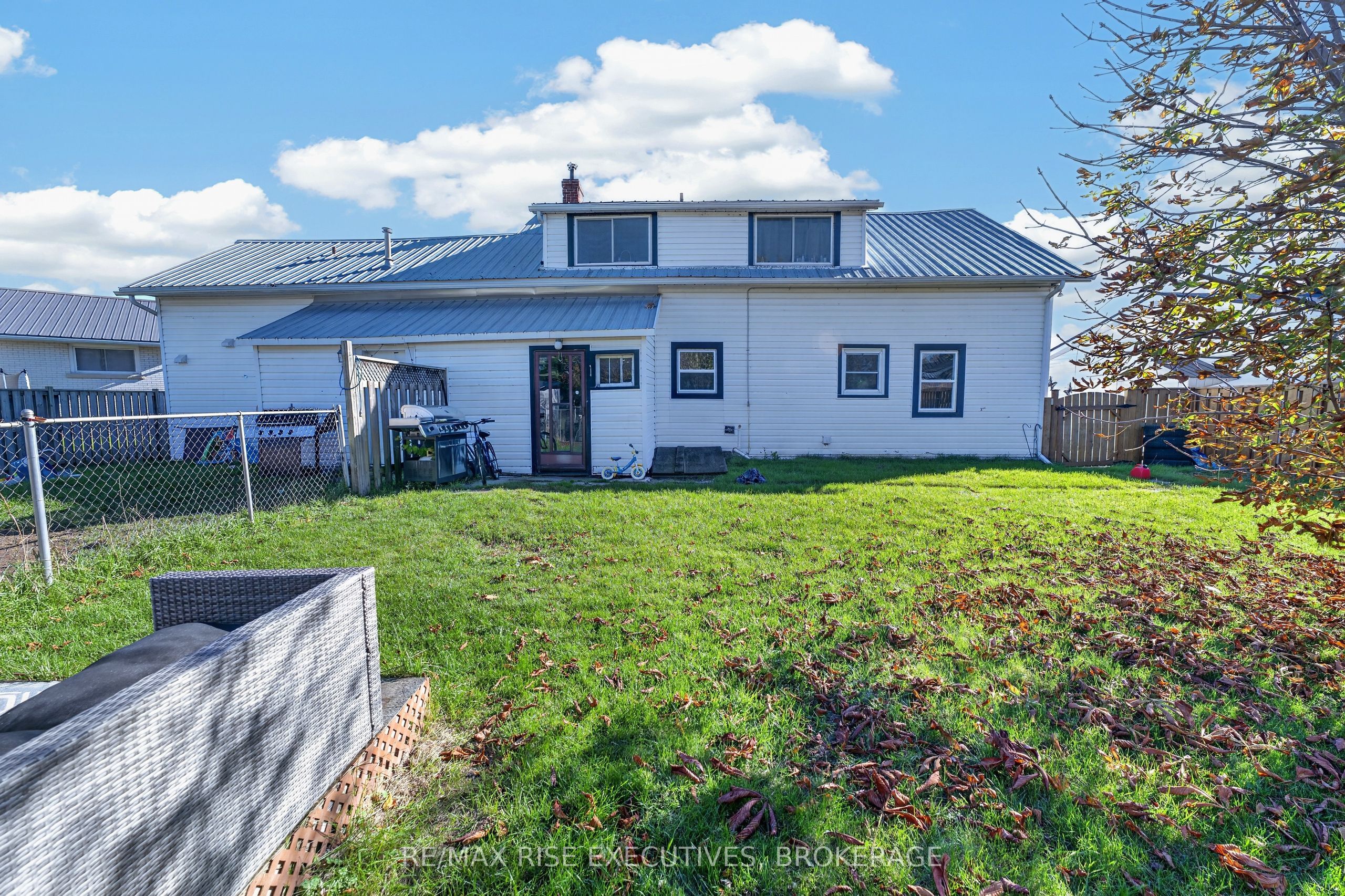 10-12 Manitou Crescent Property Photo 3