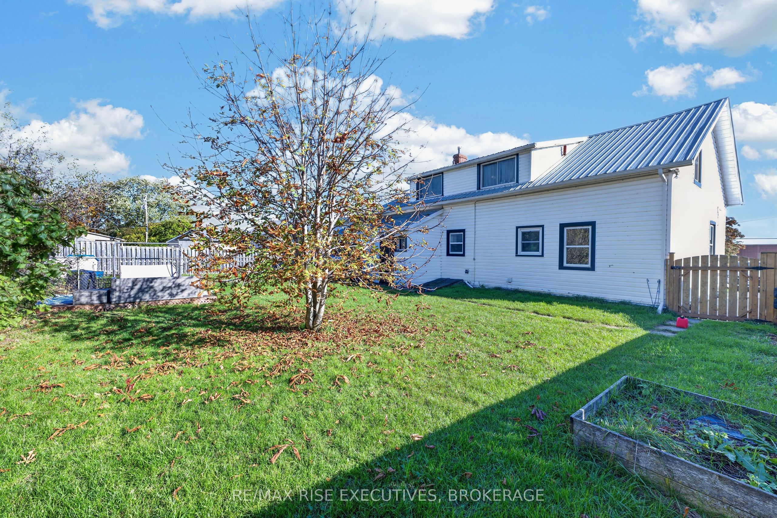 10-12 Manitou Crescent Property Photo 4