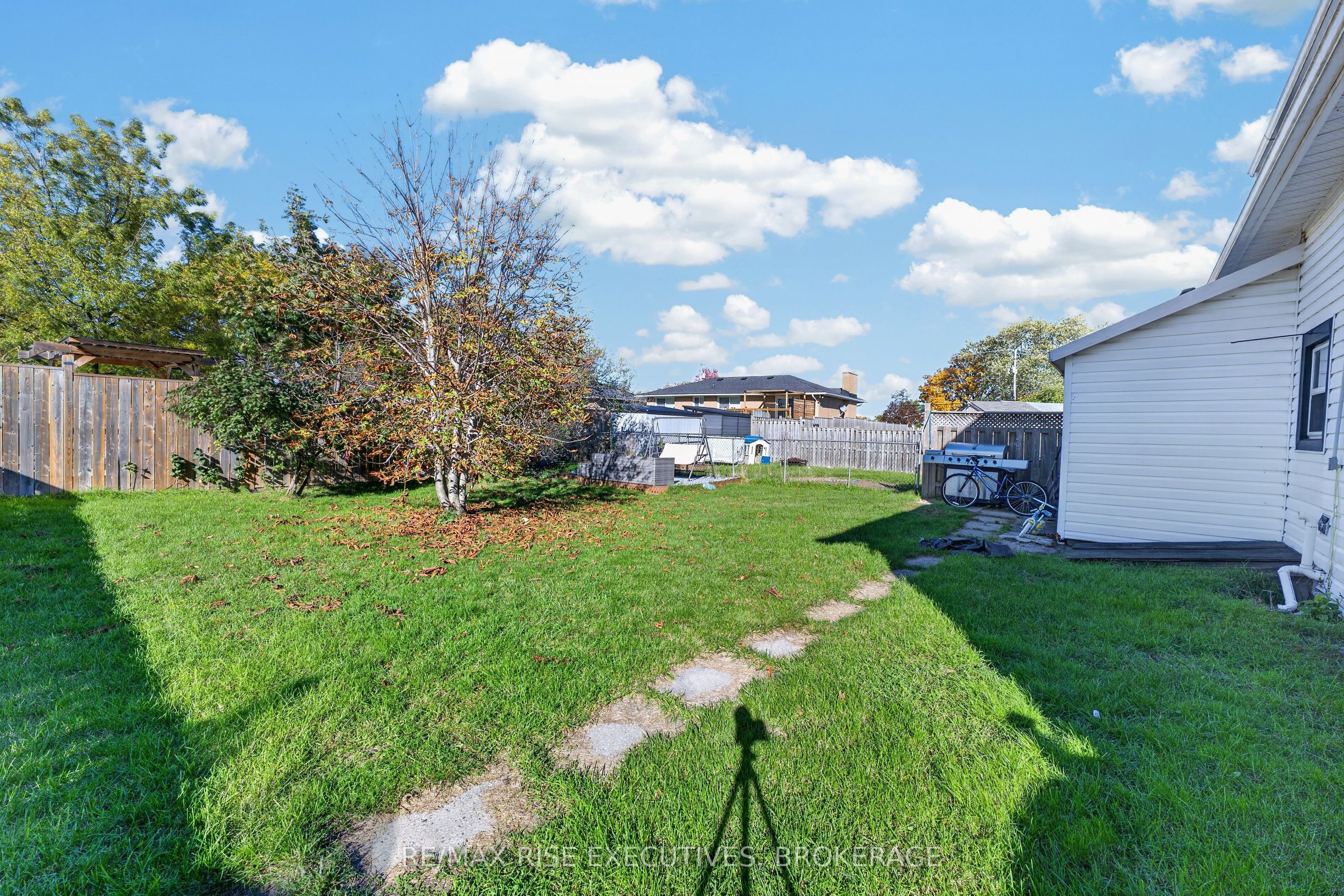 10-12 Manitou Crescent Property Photo 5