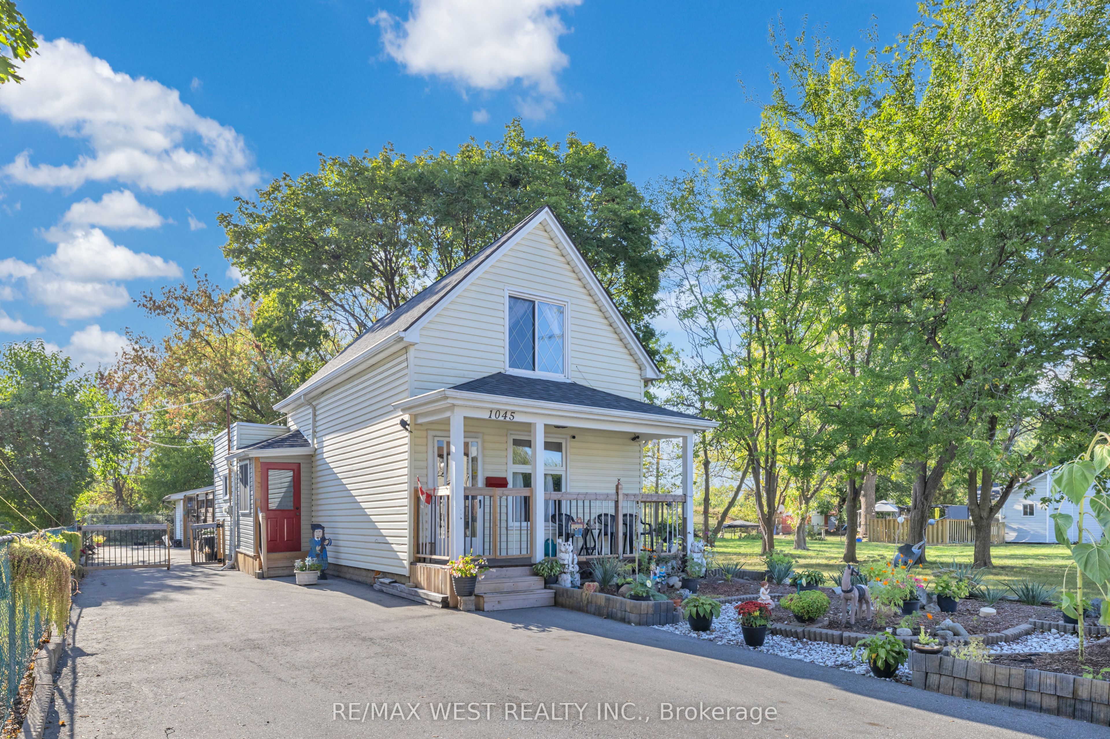 1045 Wellington Avenue Property Photo 2