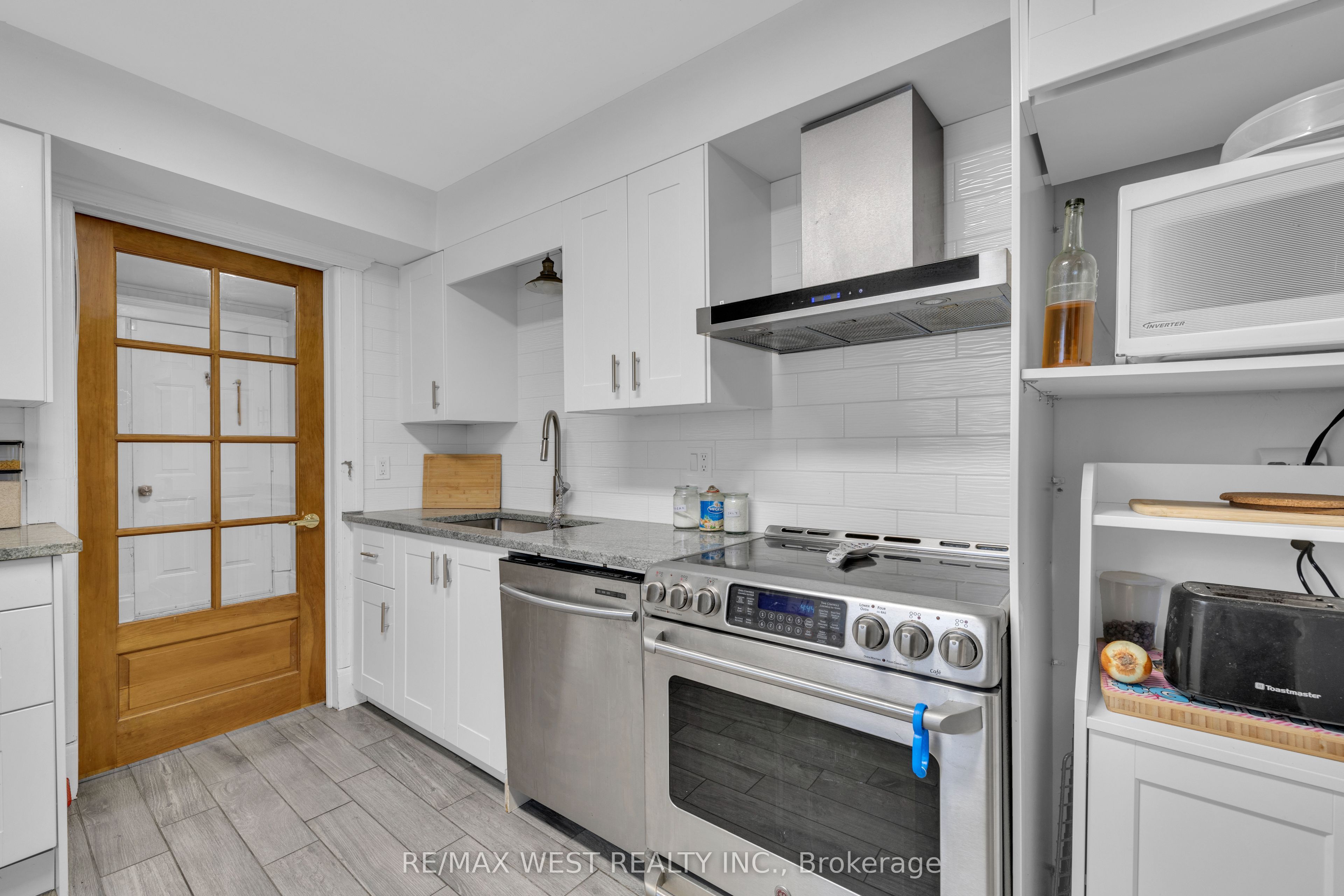 1045 Wellington Avenue Property Photo 6