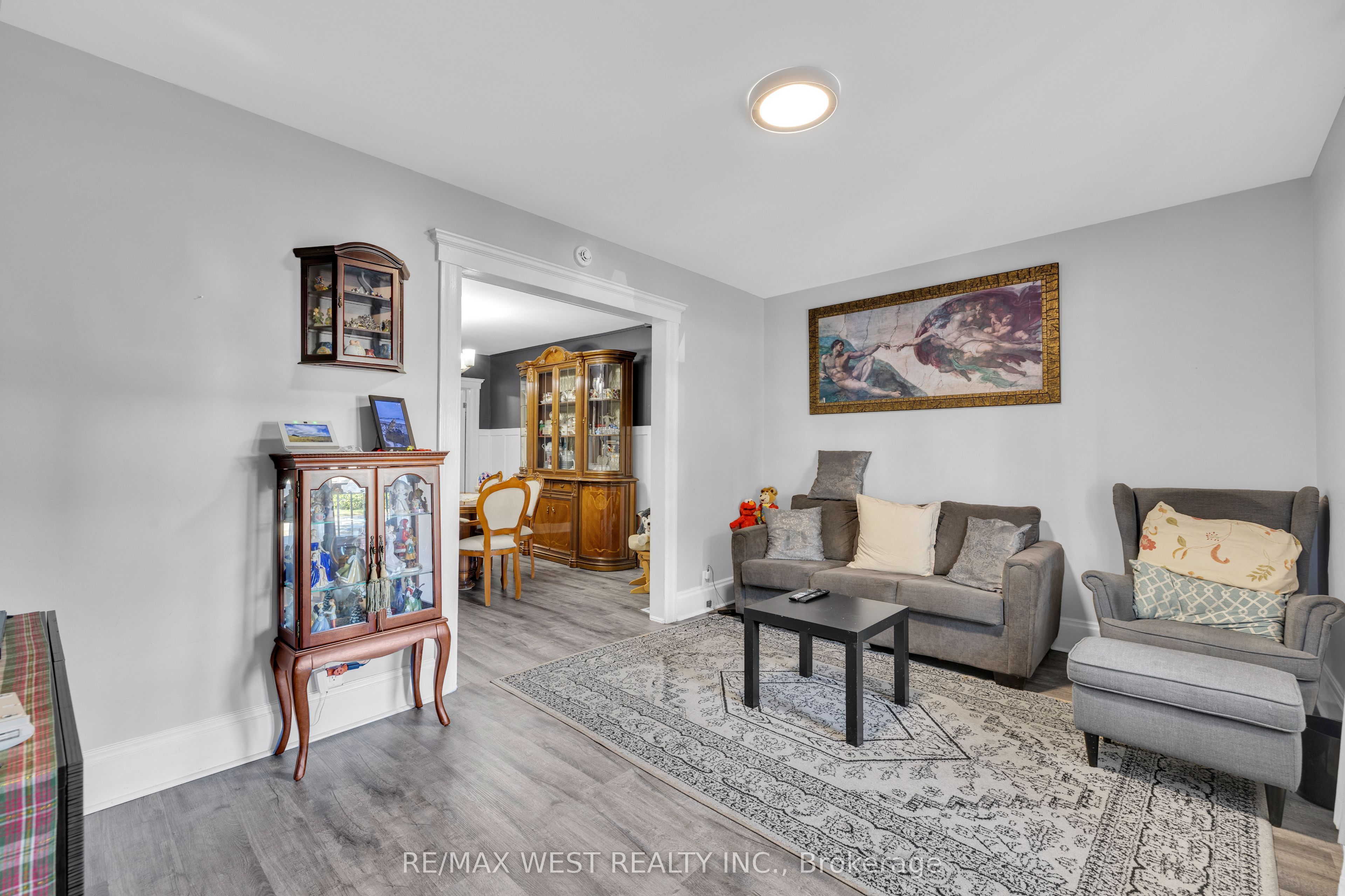 1045 Wellington Avenue Property Photo 10