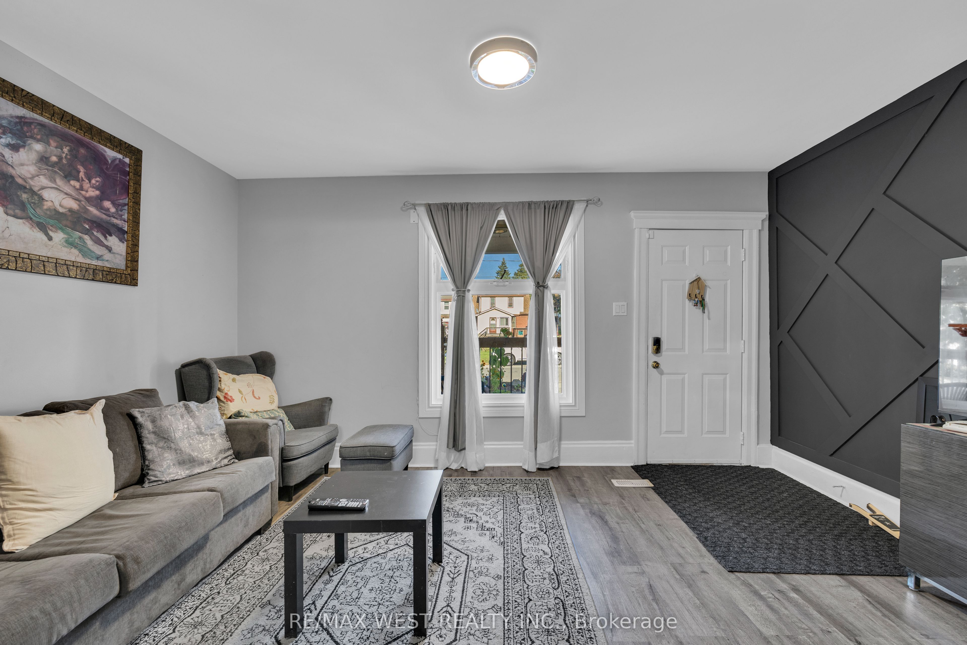 1045 Wellington Avenue Property Photo 11