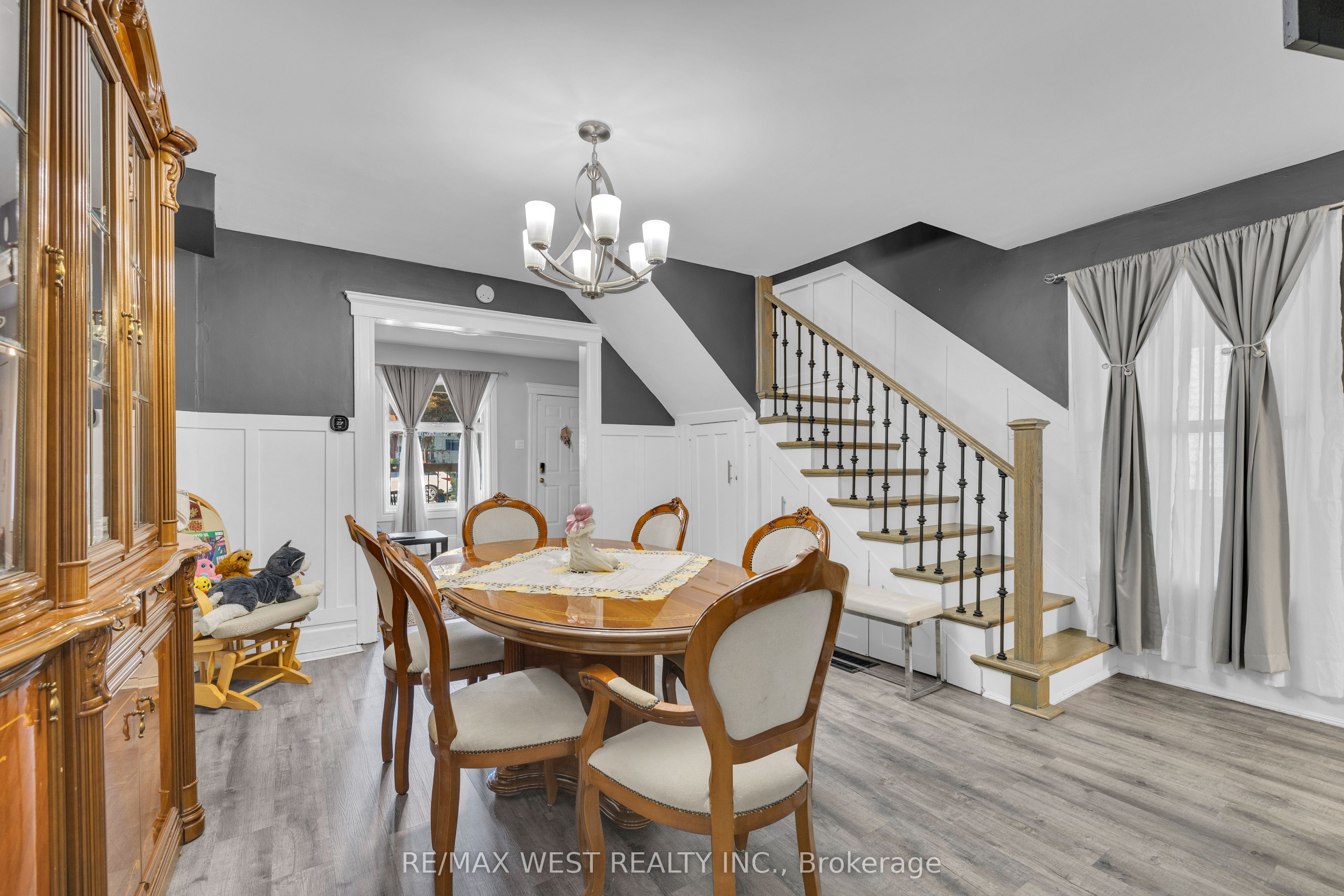 1045 Wellington Avenue Property Photo 12