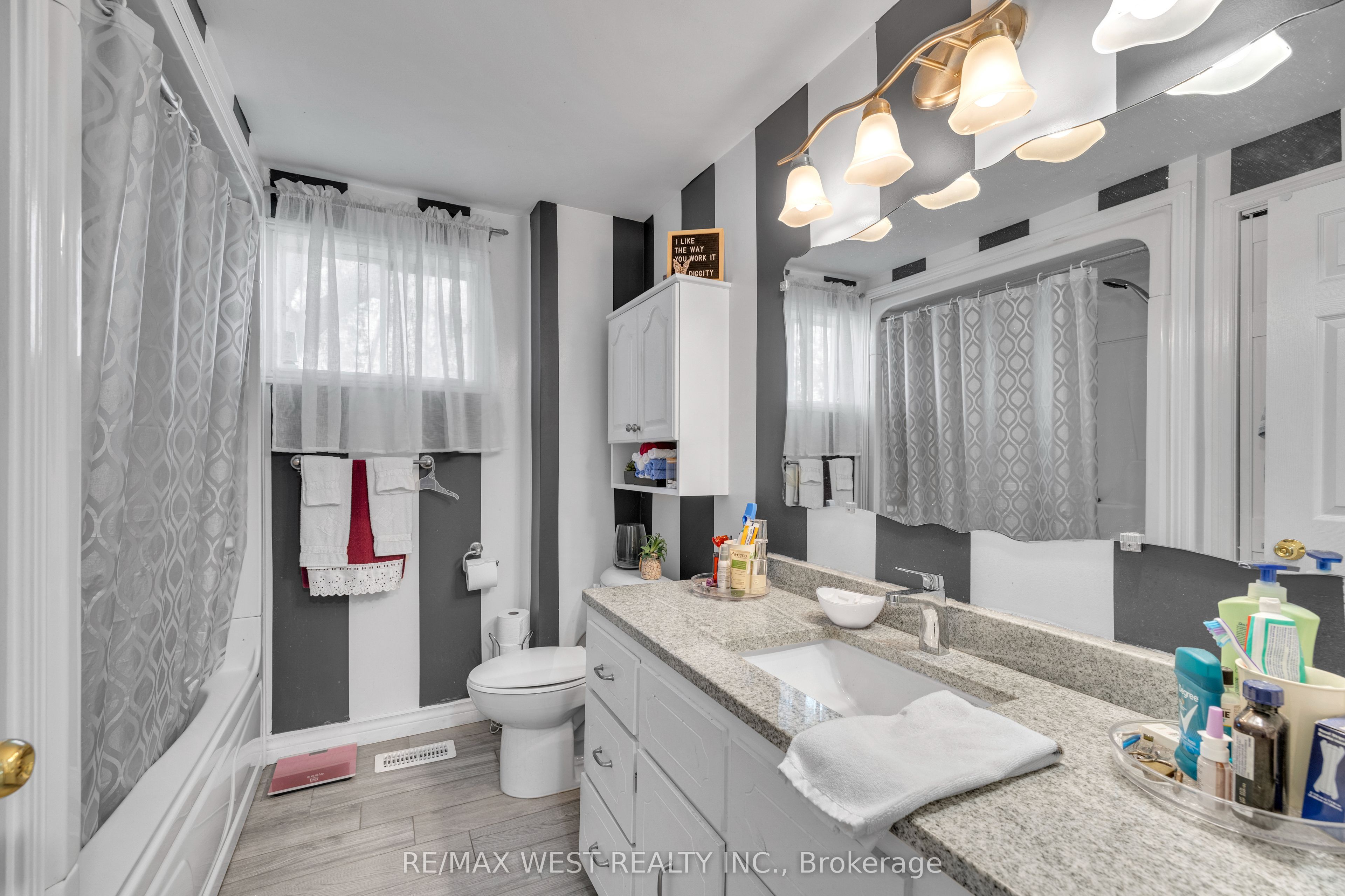 1045 Wellington Avenue Property Photo 15