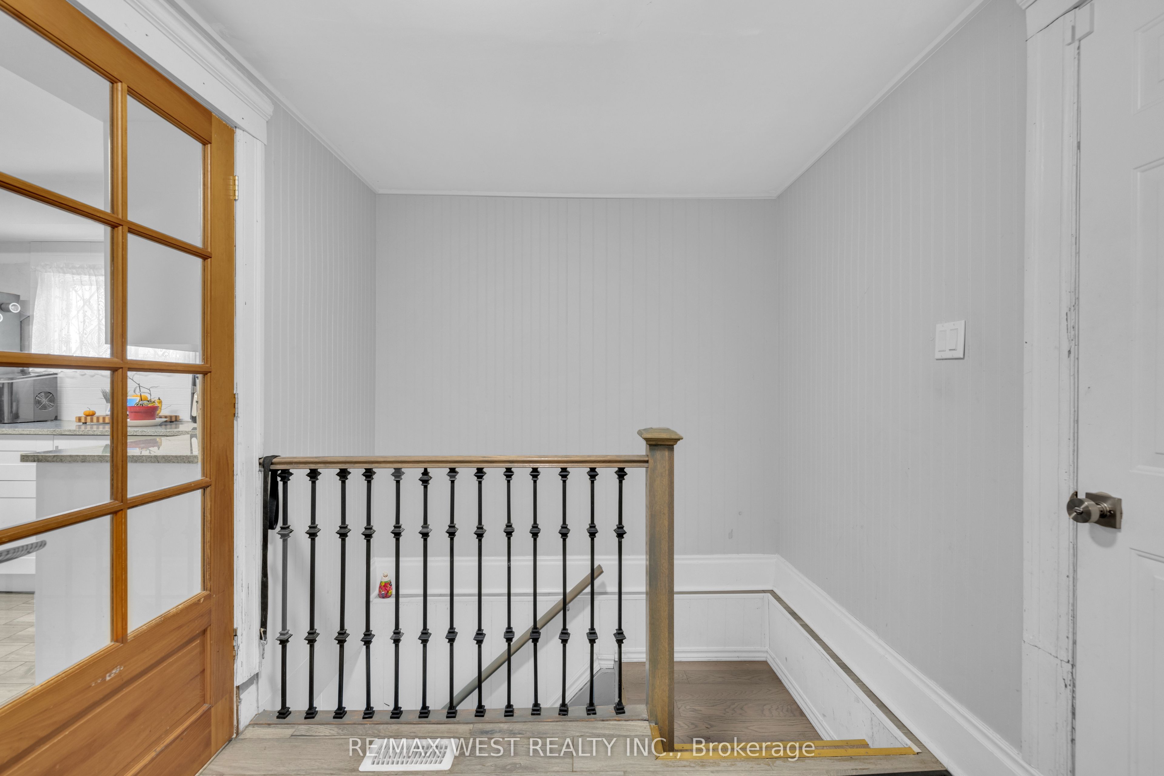 1045 Wellington Avenue Property Photo 16