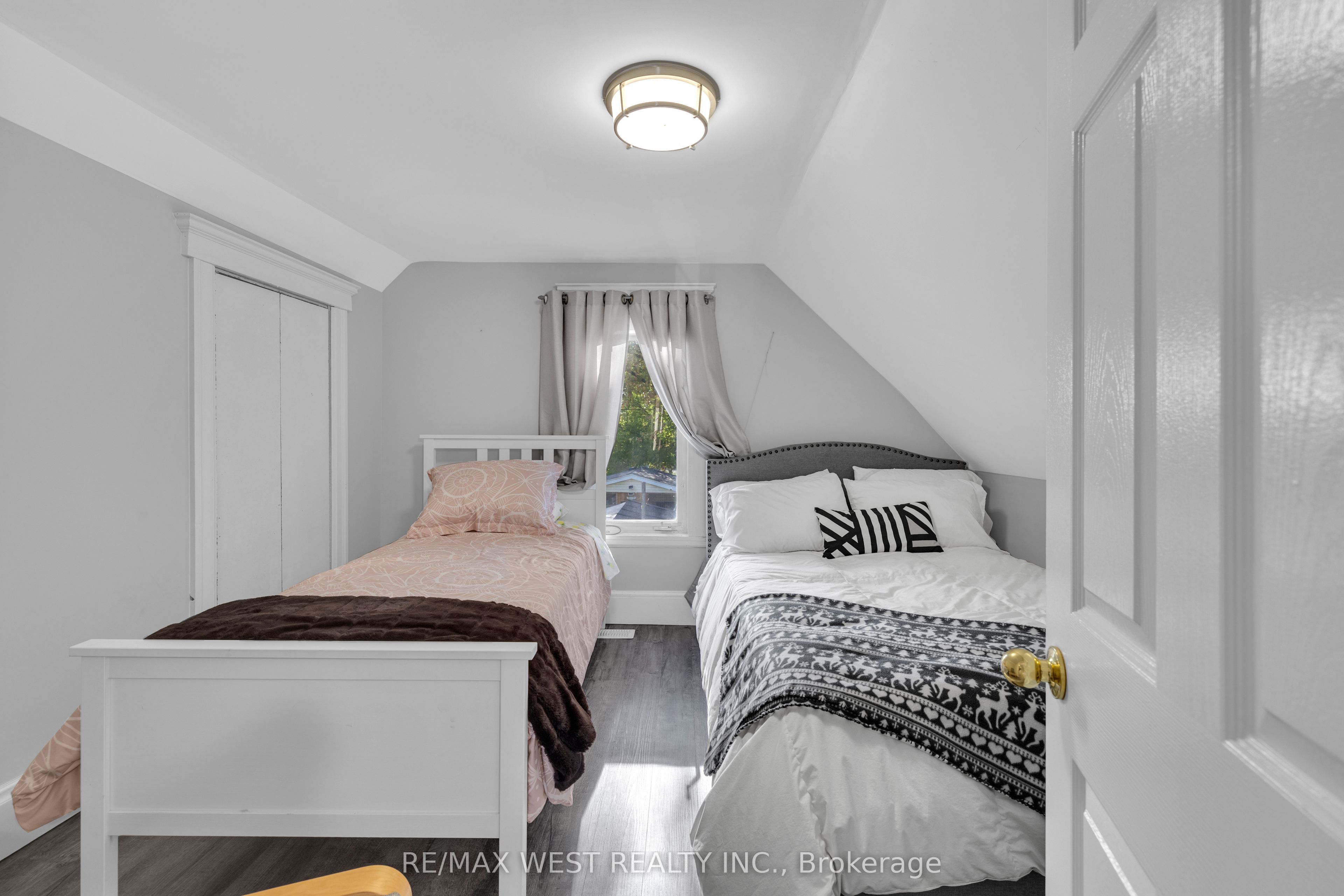 1045 Wellington Avenue Property Photo 17
