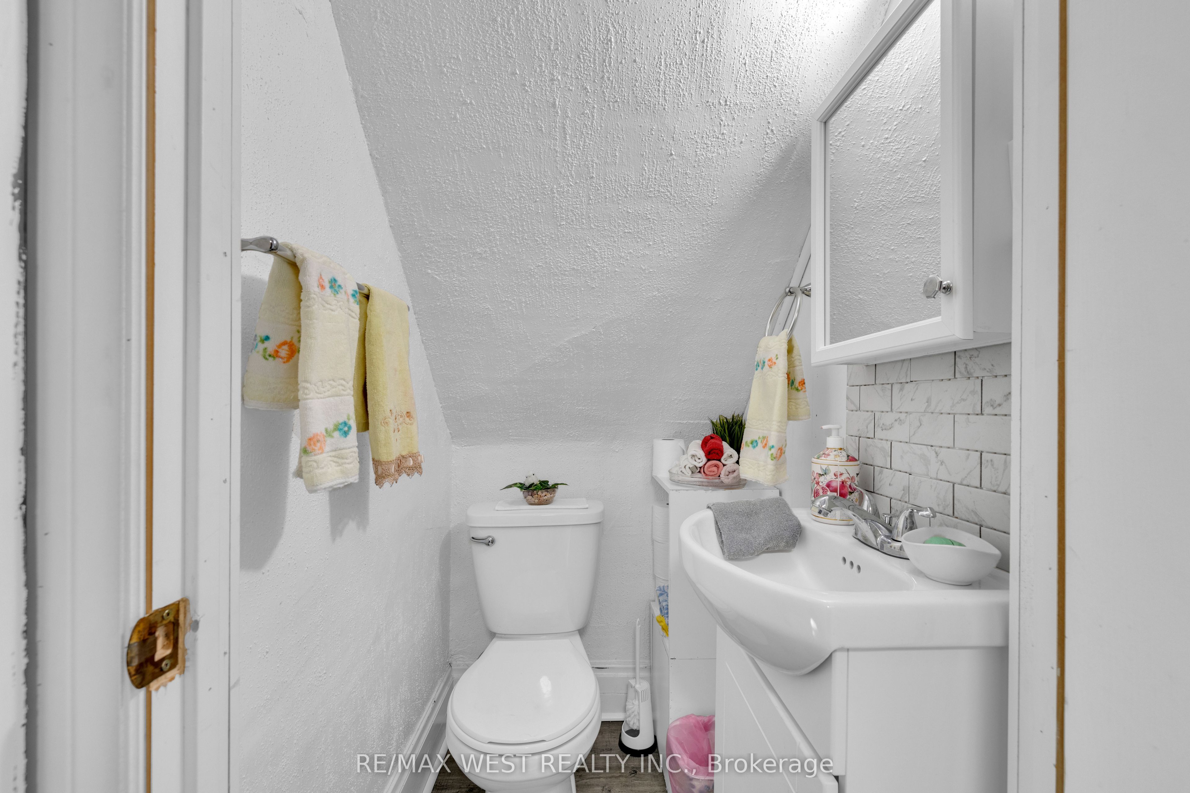 1045 Wellington Avenue Property Photo 19