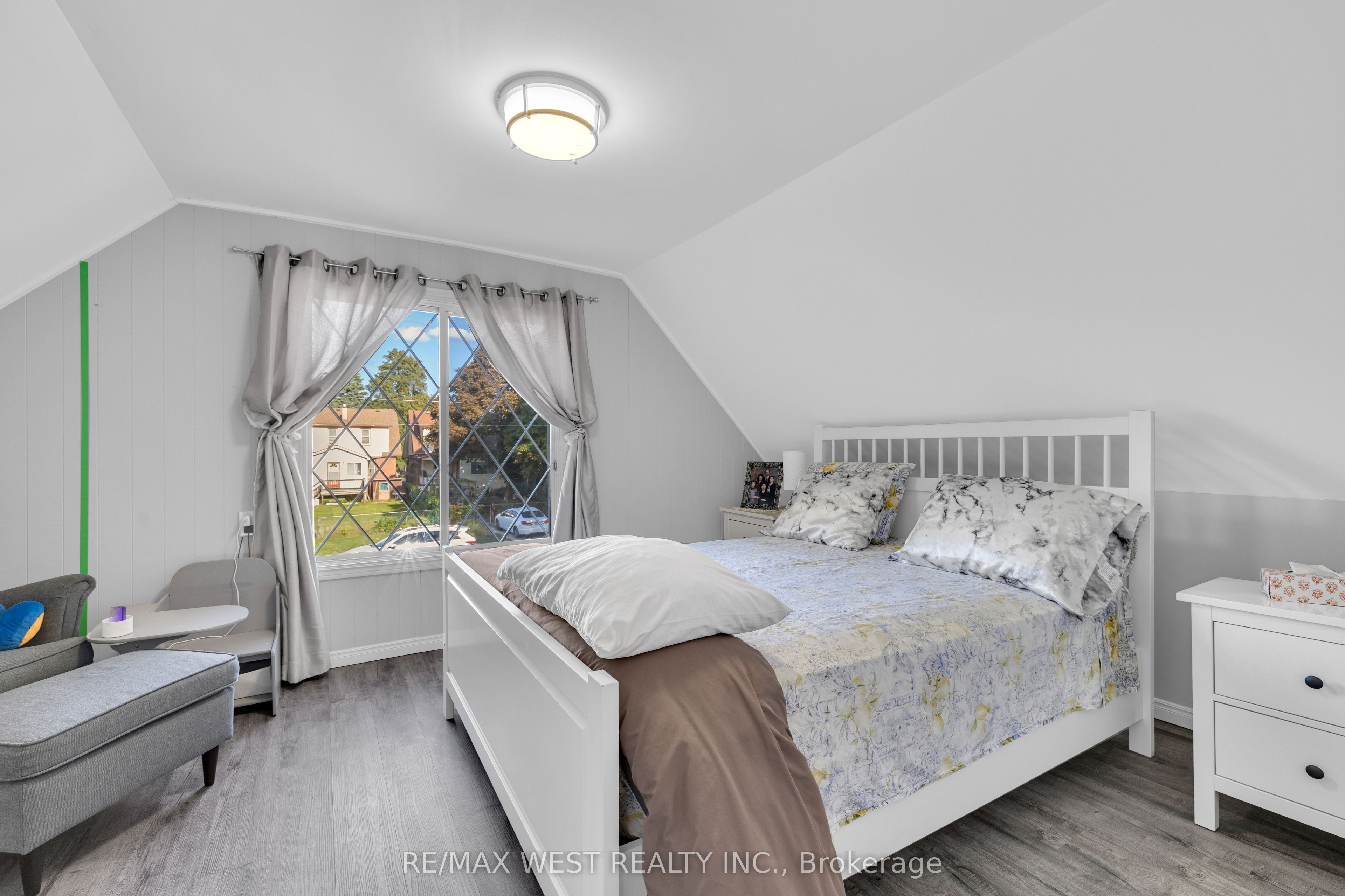 1045 Wellington Avenue Property Photo 20