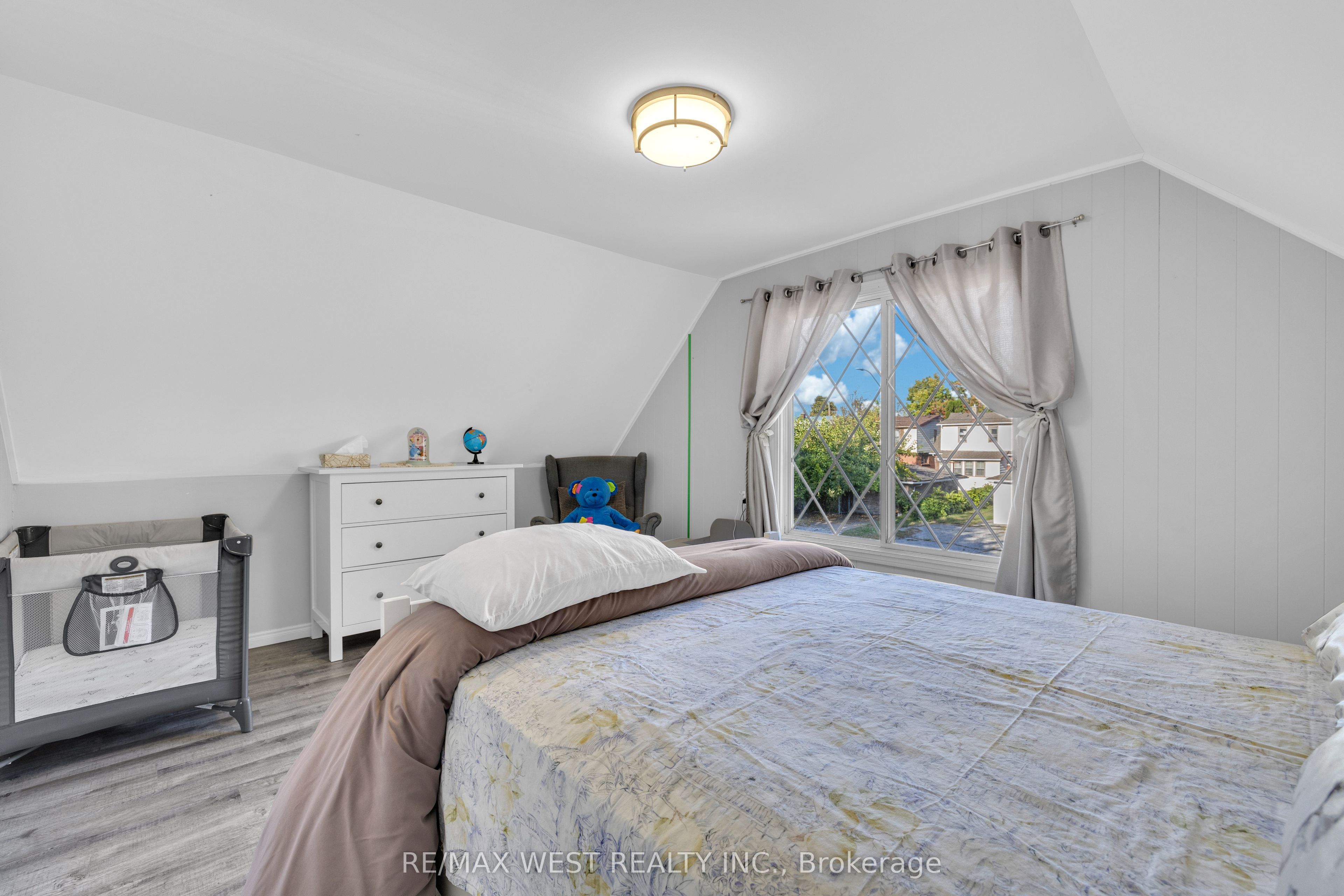 1045 Wellington Avenue Property Photo 21