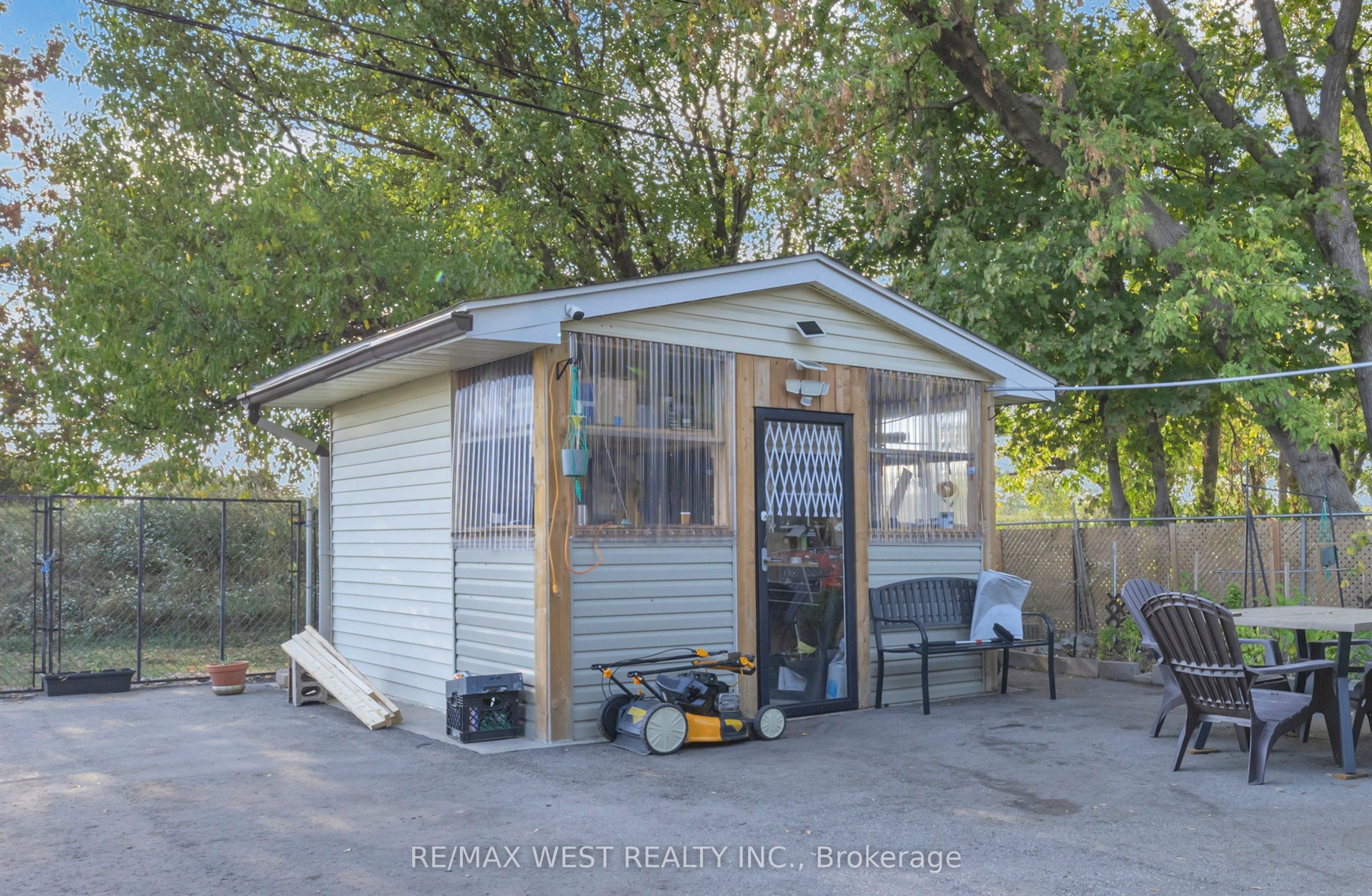 1045 Wellington Avenue Property Photo 25