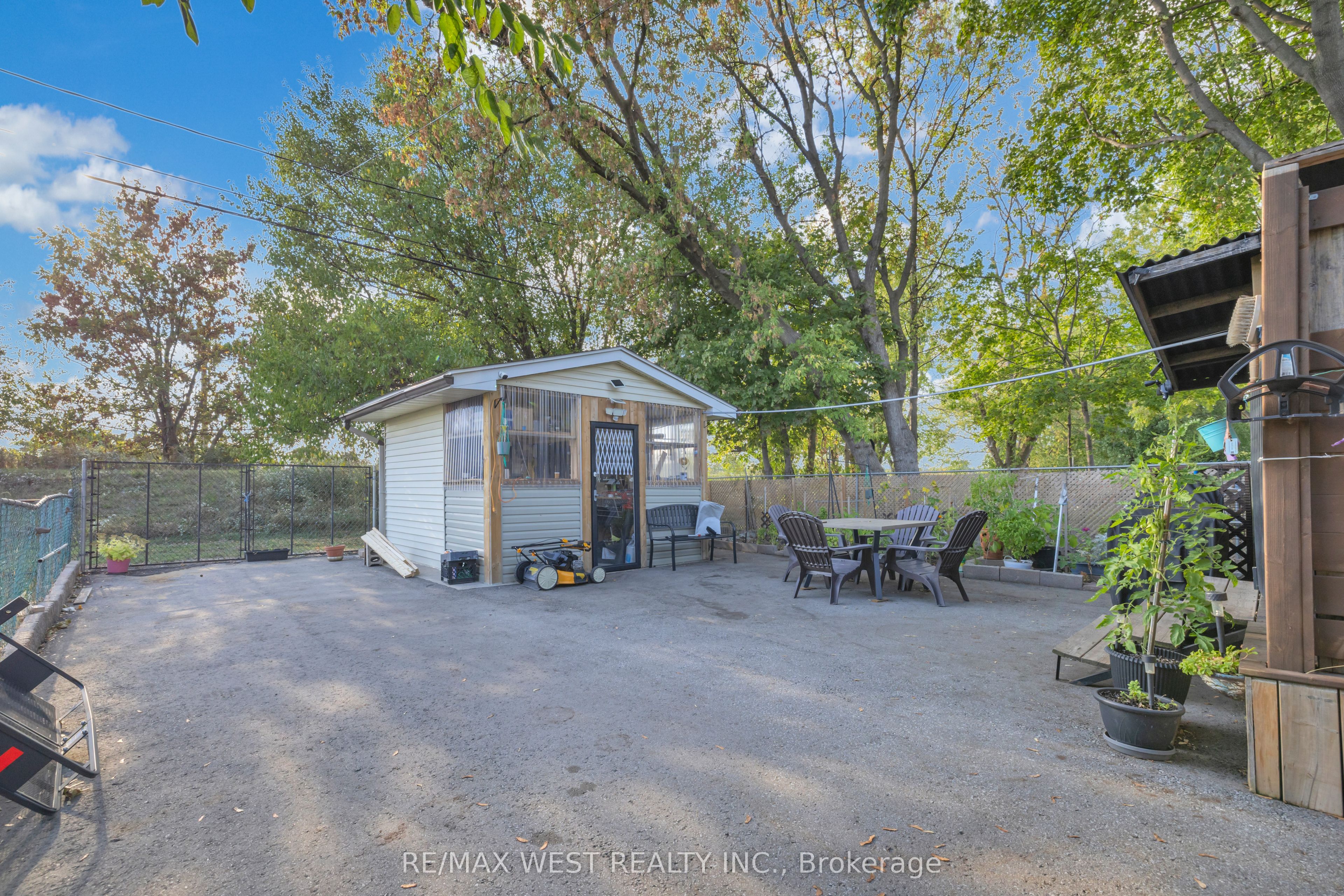 1045 Wellington Avenue Property Photo 26