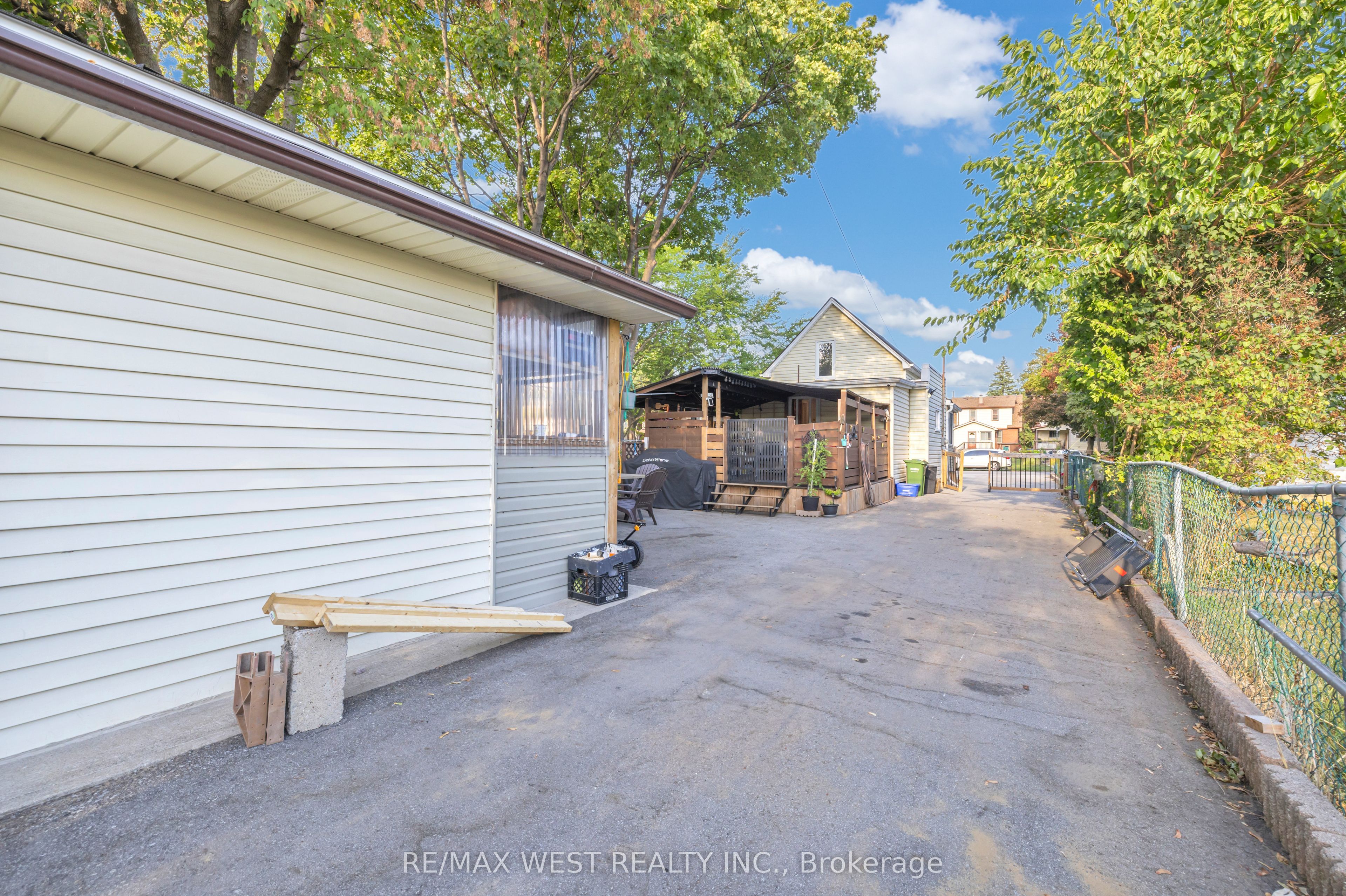 1045 Wellington Avenue Property Photo 28