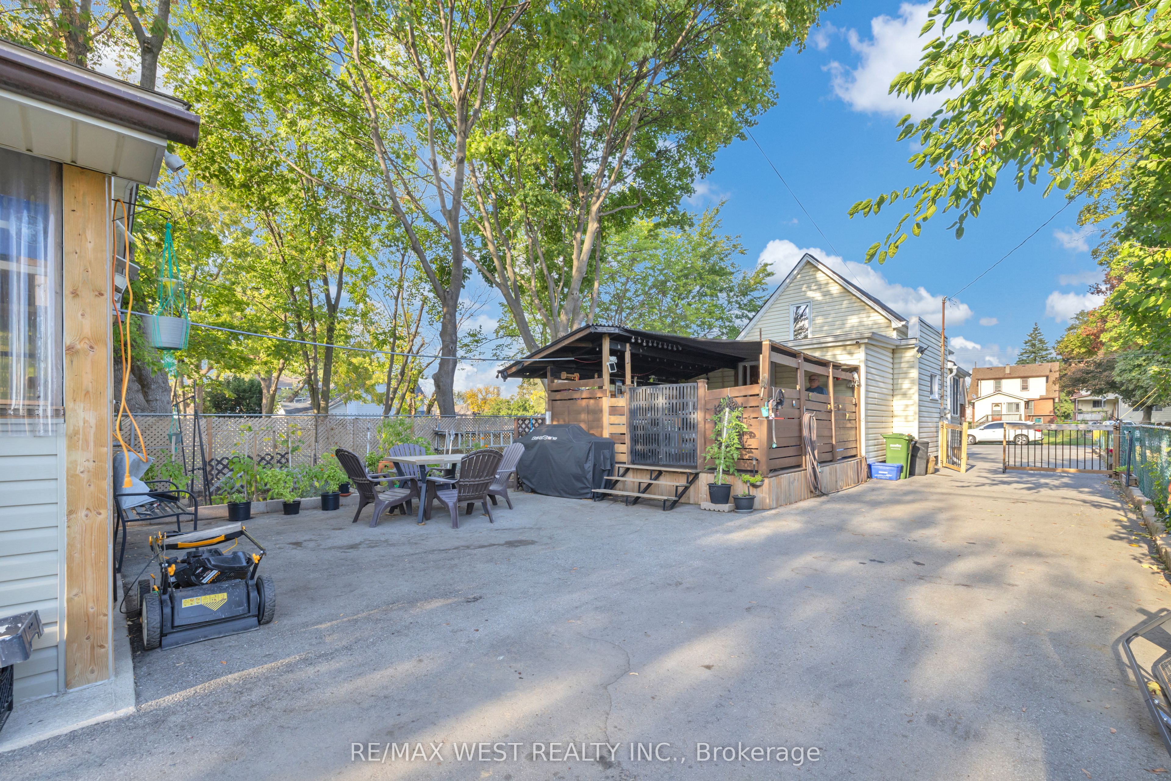 1045 Wellington Avenue Property Photo 29