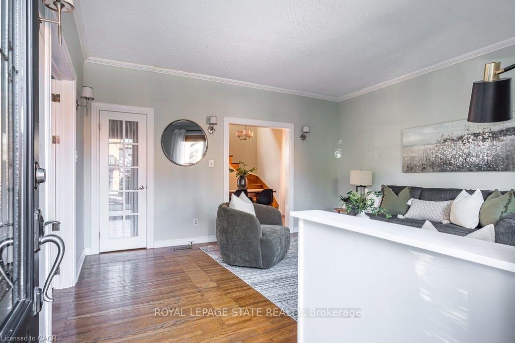 303 Charlton Avenue W Property Photo 4