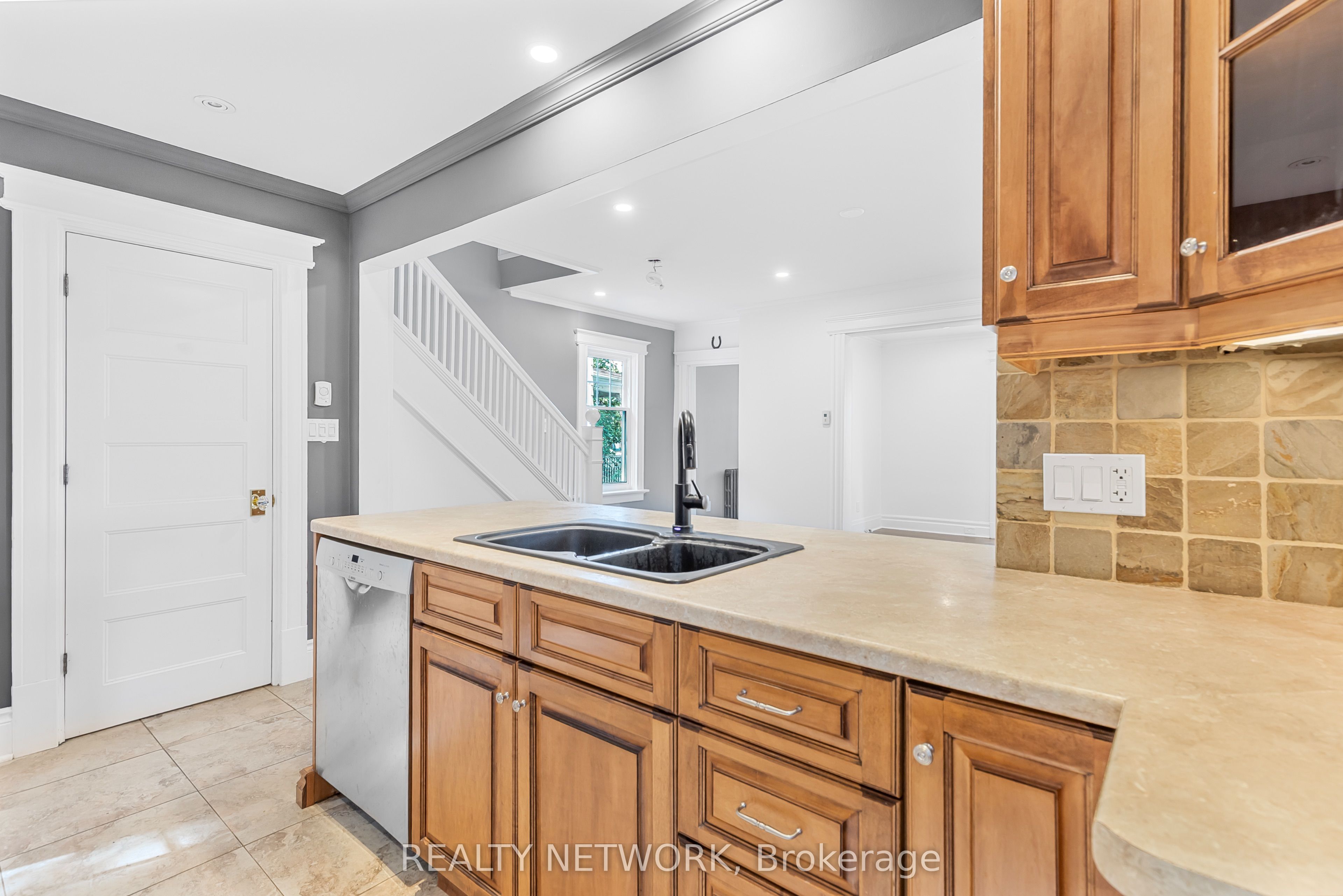 17 Gerrard Street Property Photo 11